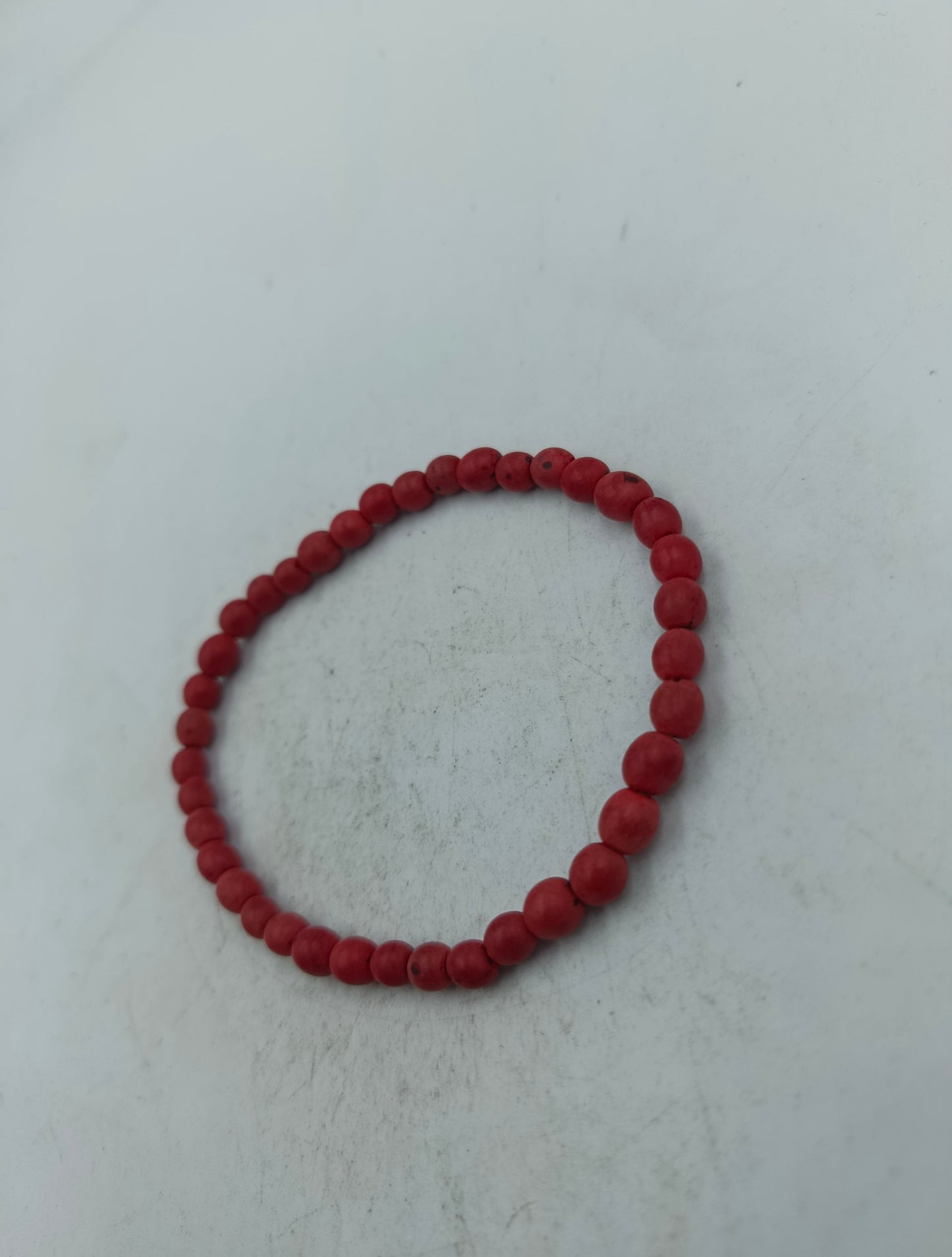 Schlichtes elastisches Armband aus roten matten Perlen für warme natürliche Akzente