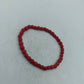 Schlichtes elastisches Armband aus roten matten Perlen für warme natürliche Akzente