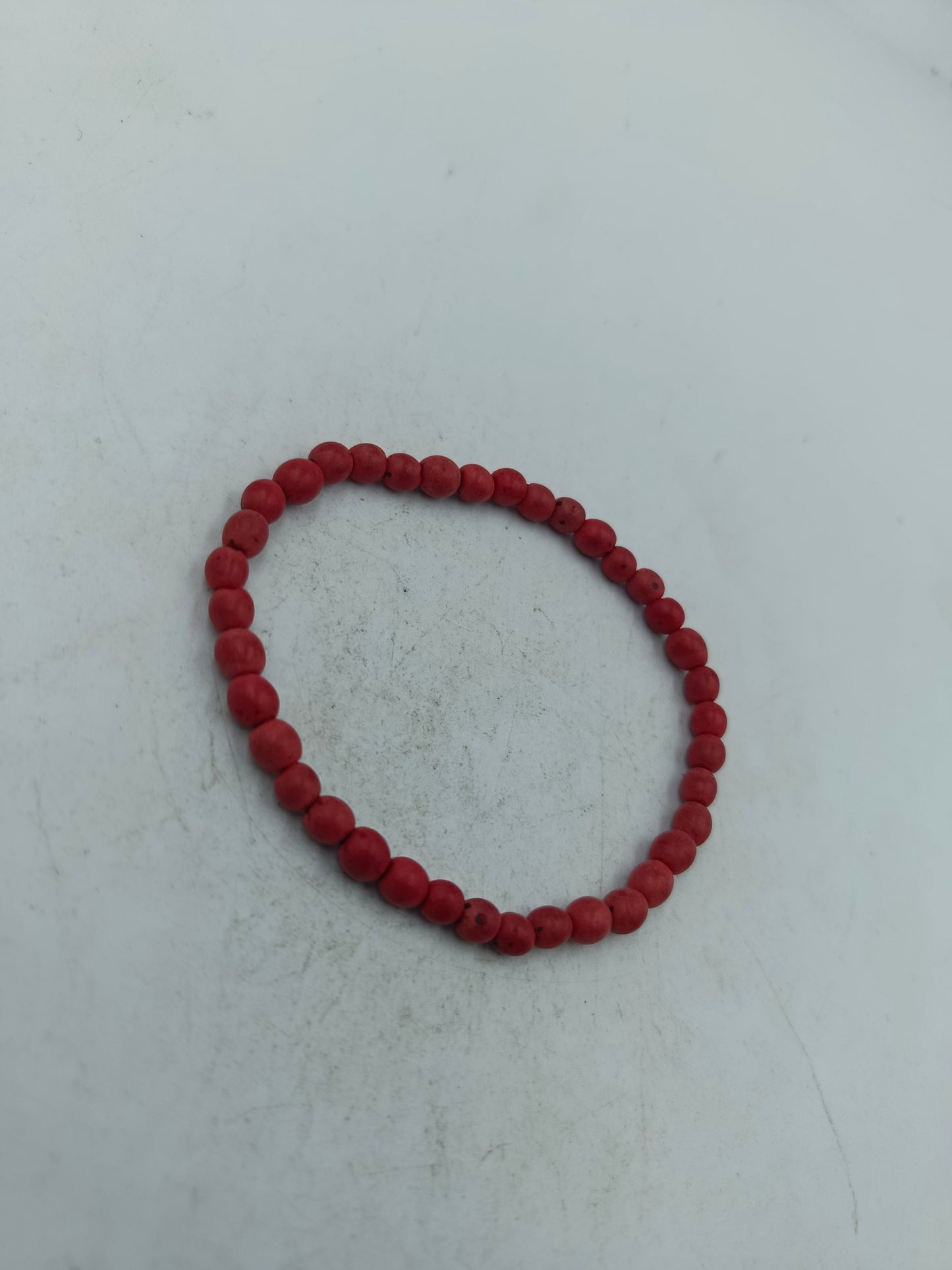 Schlichtes elastisches Armband aus roten matten Perlen für warme natürliche Akzente