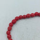 Schlichtes elastisches Armband aus roten matten Perlen für warme natürliche Akzente