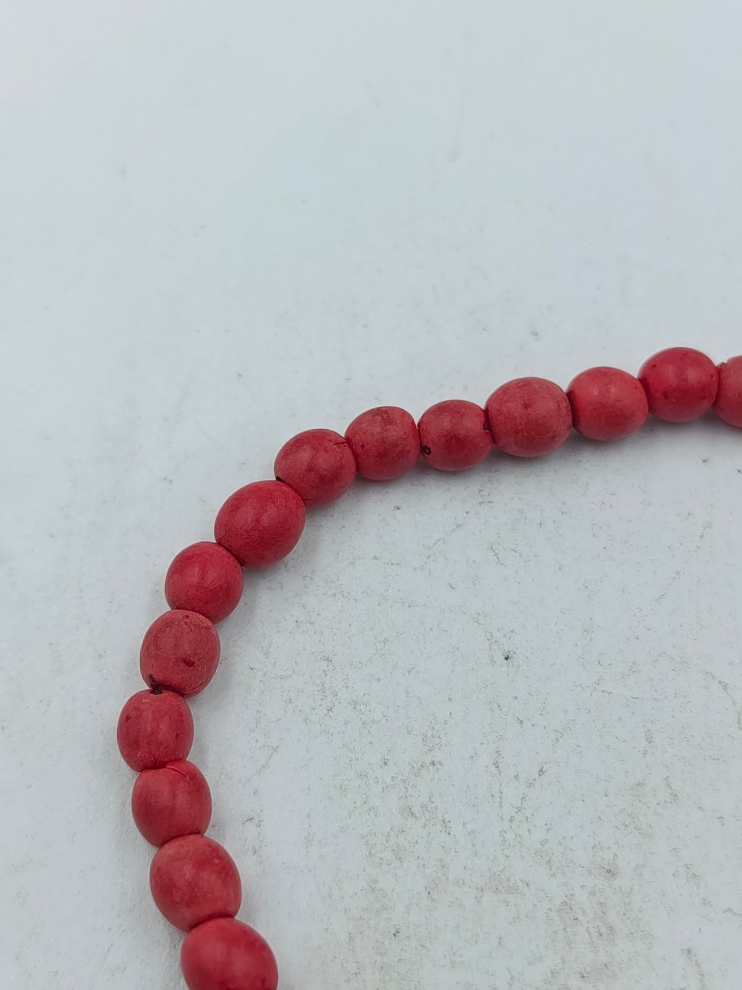 Schlichtes elastisches Armband aus roten matten Perlen für warme natürliche Akzente