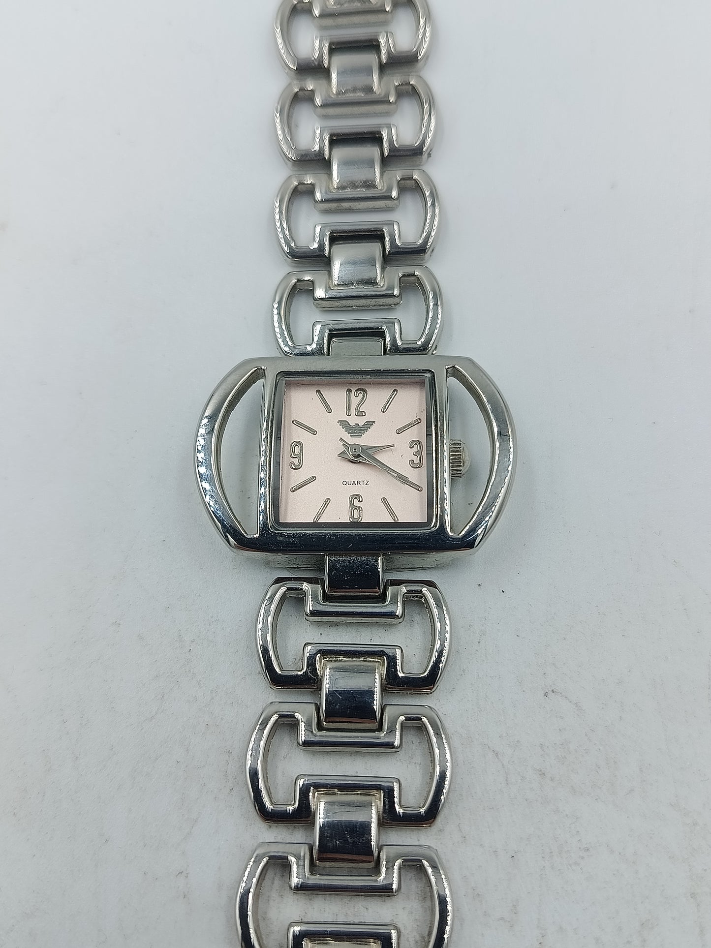 Elegante Armbanduhr aus silberfarbenem Metall