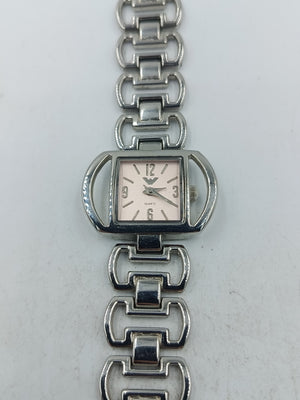 Elegante Armbanduhr aus silberfarbenem Metall
