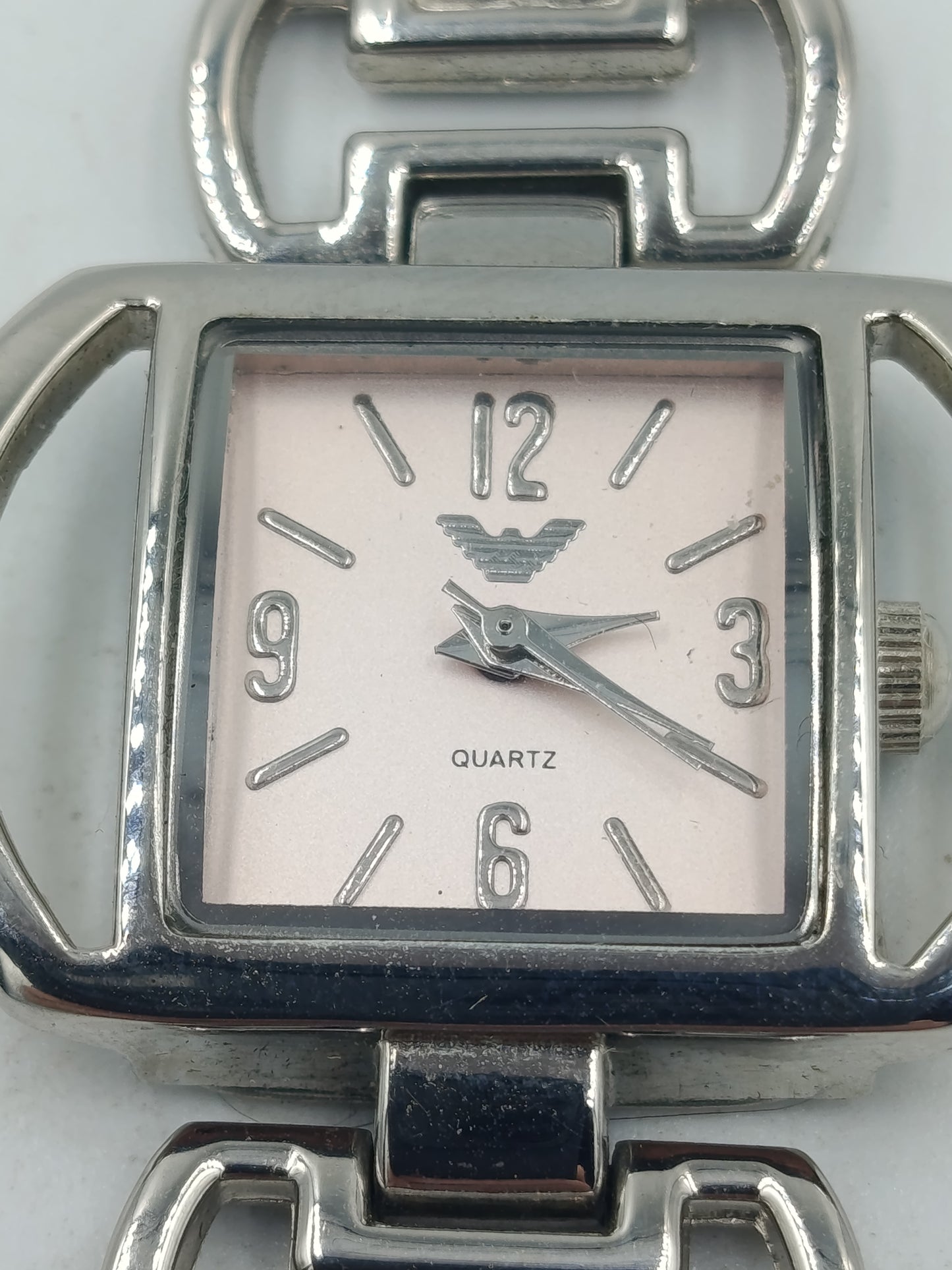 Elegante Armbanduhr aus silberfarbenem Metall