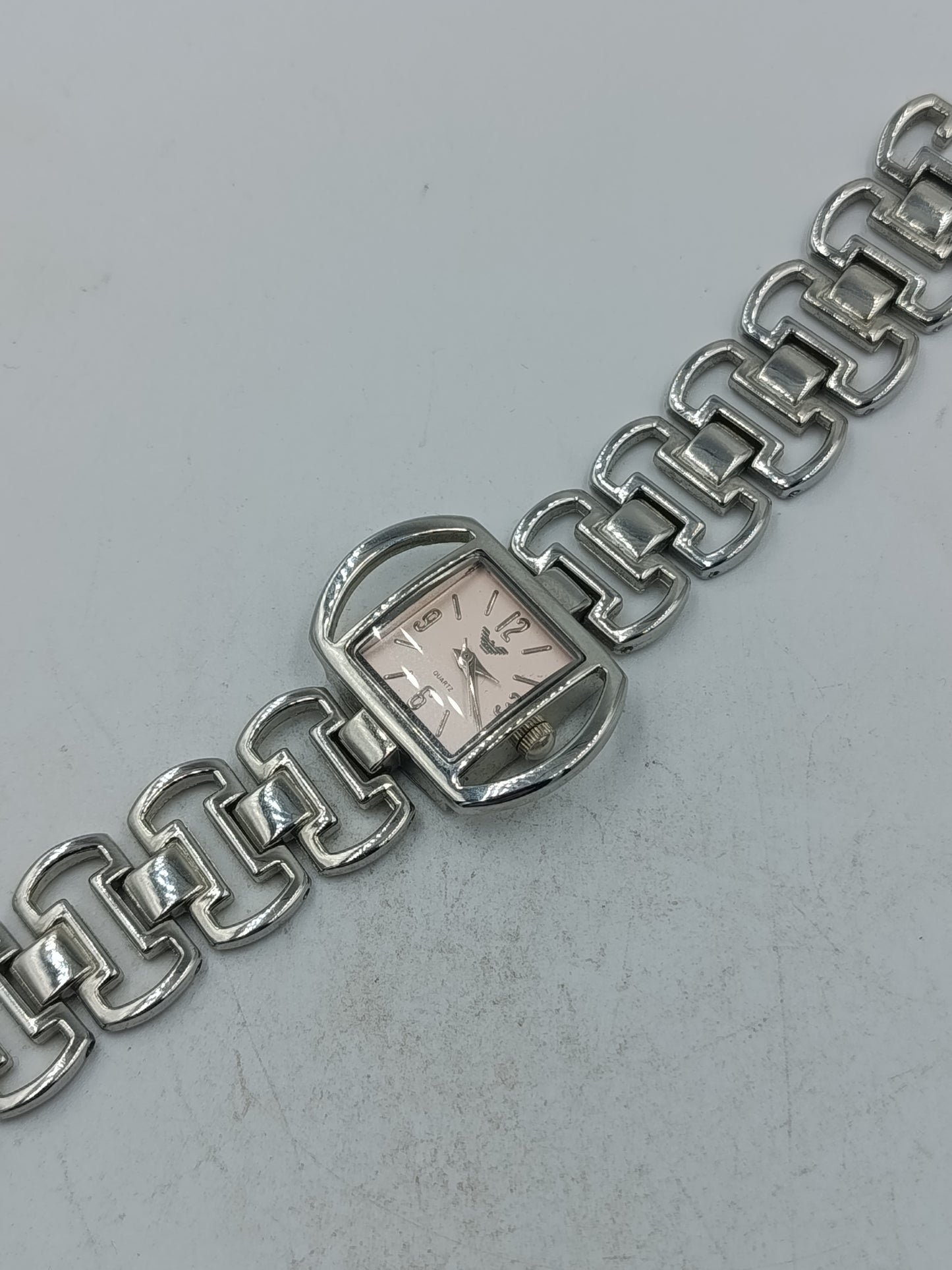 Elegante Armbanduhr aus silberfarbenem Metall