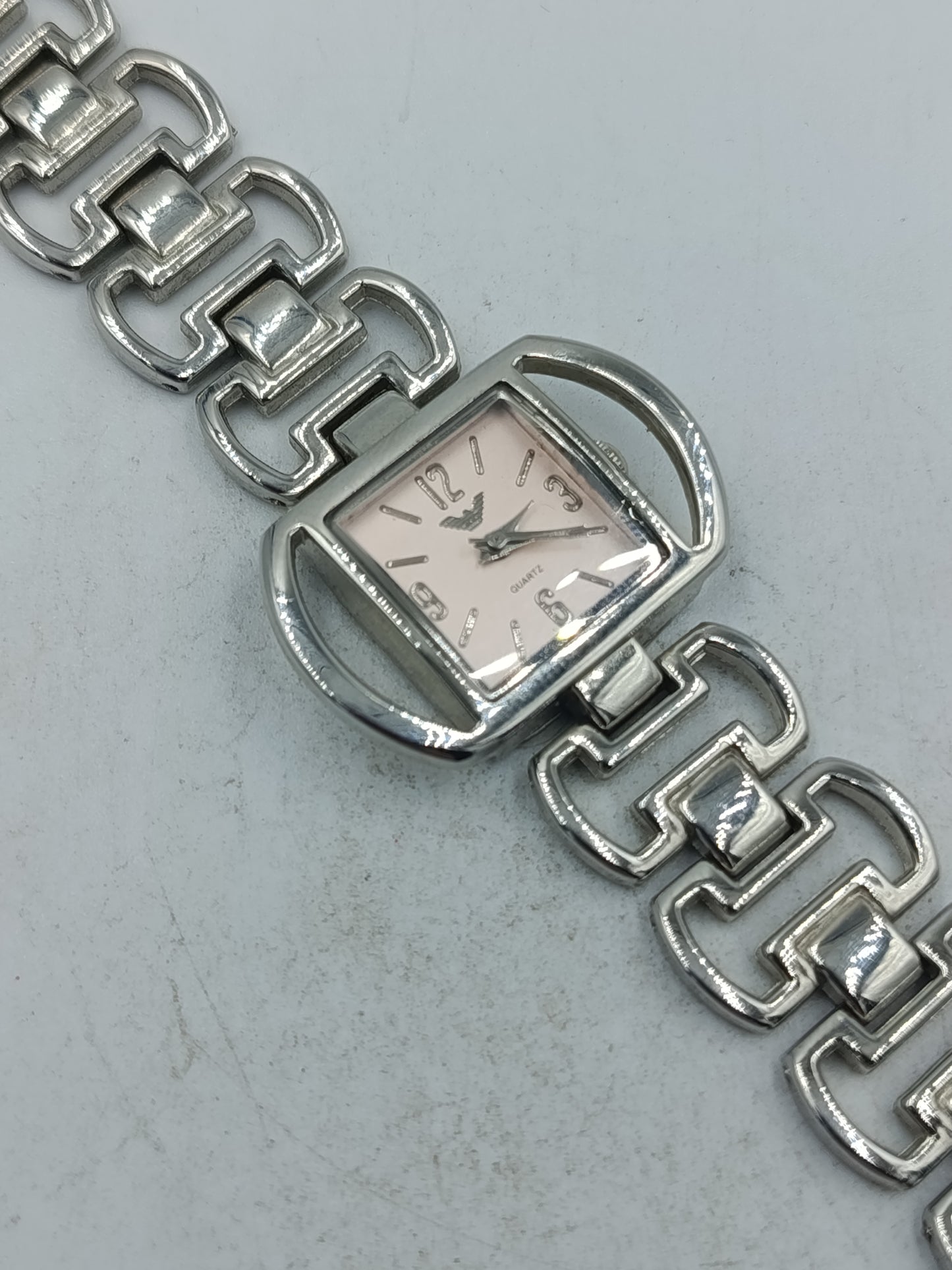 Elegante Armbanduhr aus silberfarbenem Metall