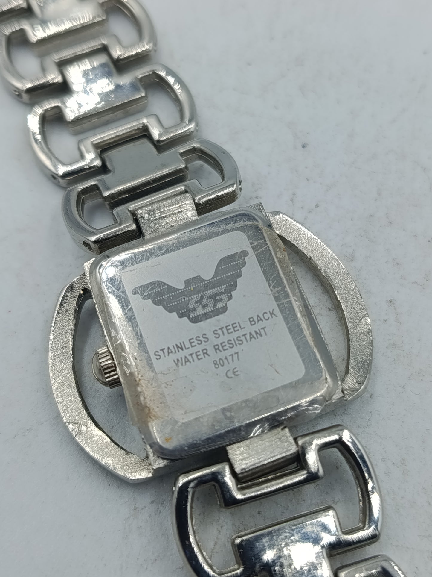 Elegante Armbanduhr aus silberfarbenem Metall