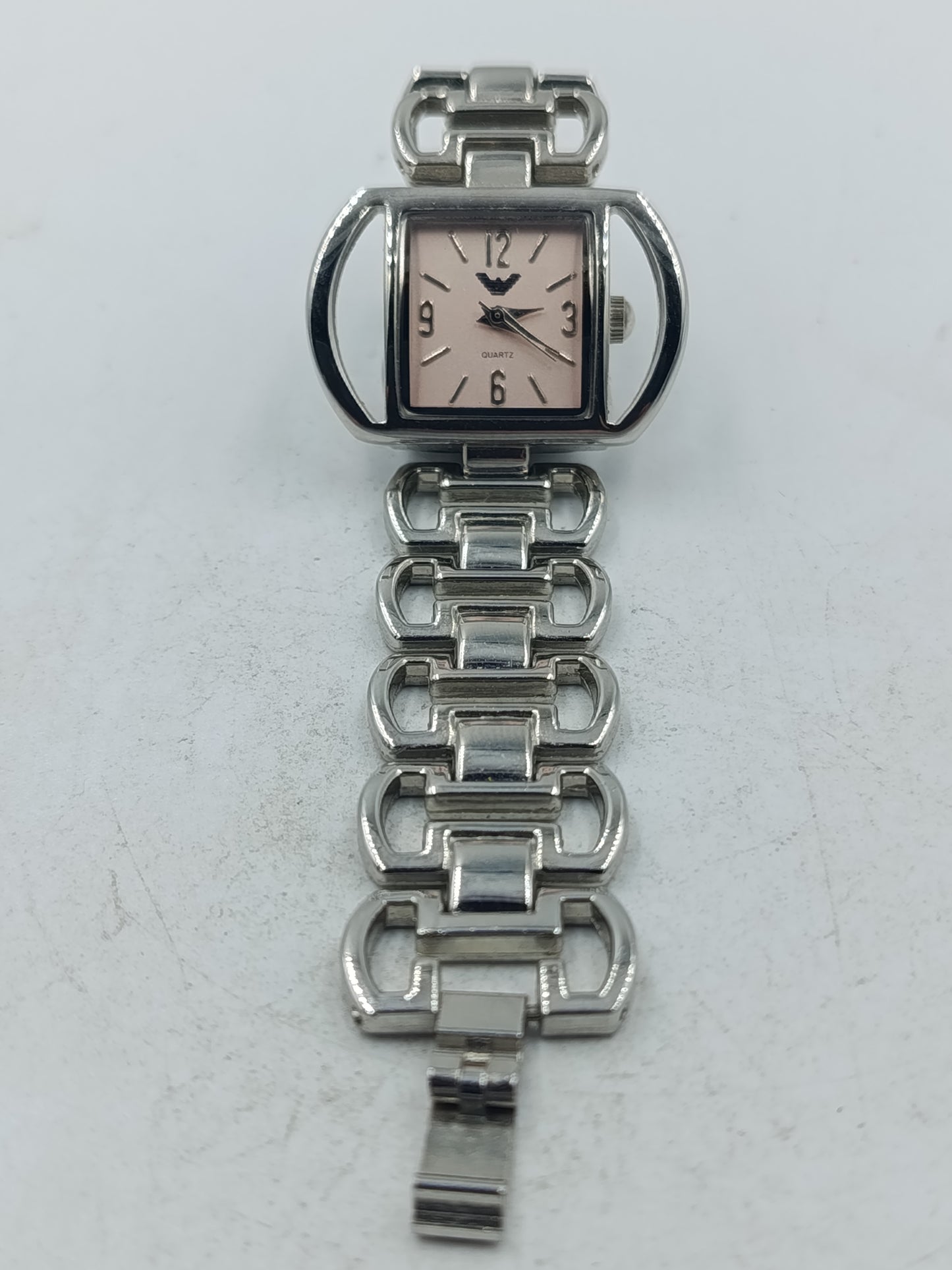 Elegante Armbanduhr aus silberfarbenem Metall