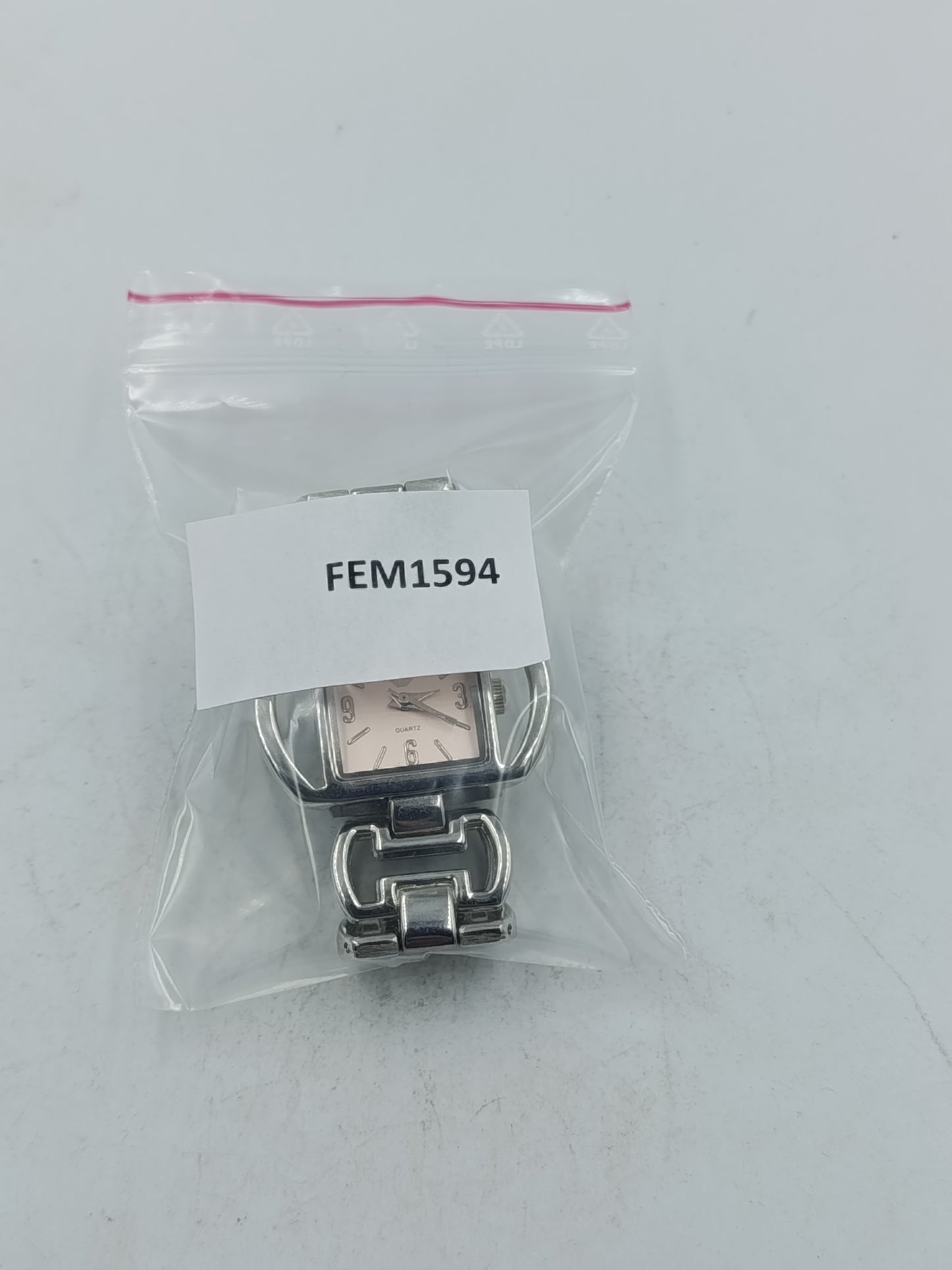 Elegante Armbanduhr aus silberfarbenem Metall