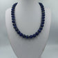 Klassische Halskette aus Lapislazuli mit runden Perlen und kräftiger blauer Farbwirkung