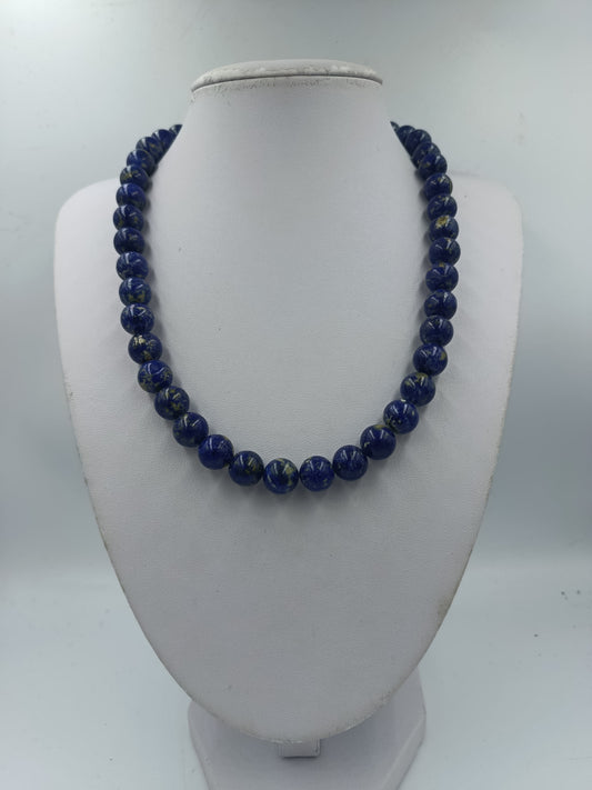 Klassische Halskette aus Lapislazuli mit runden Perlen und kräftiger blauer Farbwirkung