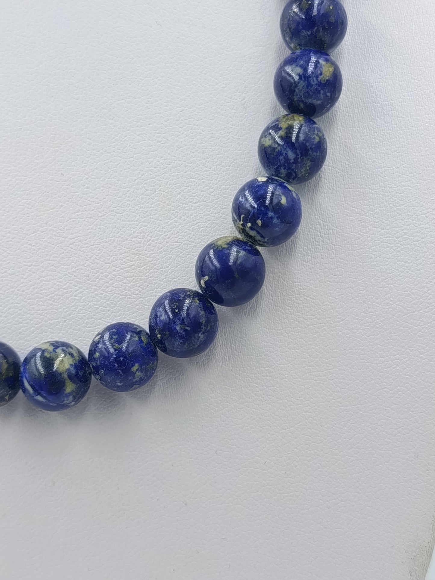 Klassische Halskette aus Lapislazuli mit runden Perlen und kräftiger blauer Farbwirkung