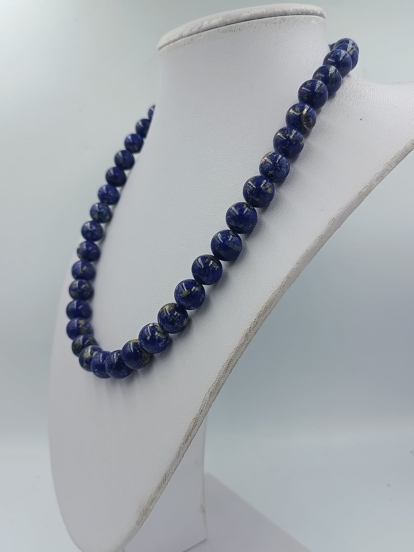 Klassische Halskette aus Lapislazuli mit runden Perlen und kräftiger blauer Farbwirkung