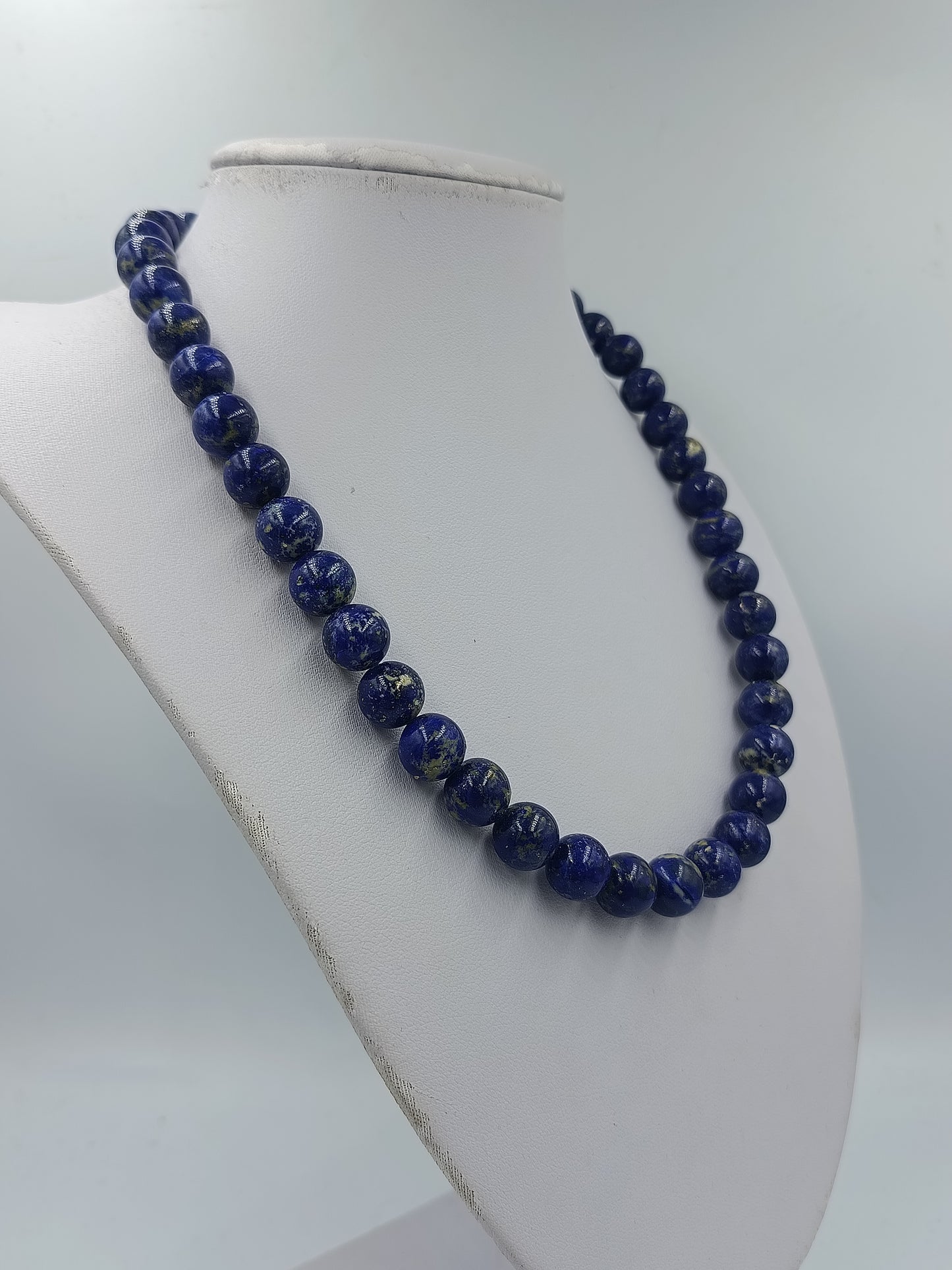 Klassische Halskette aus Lapislazuli mit runden Perlen und kräftiger blauer Farbwirkung