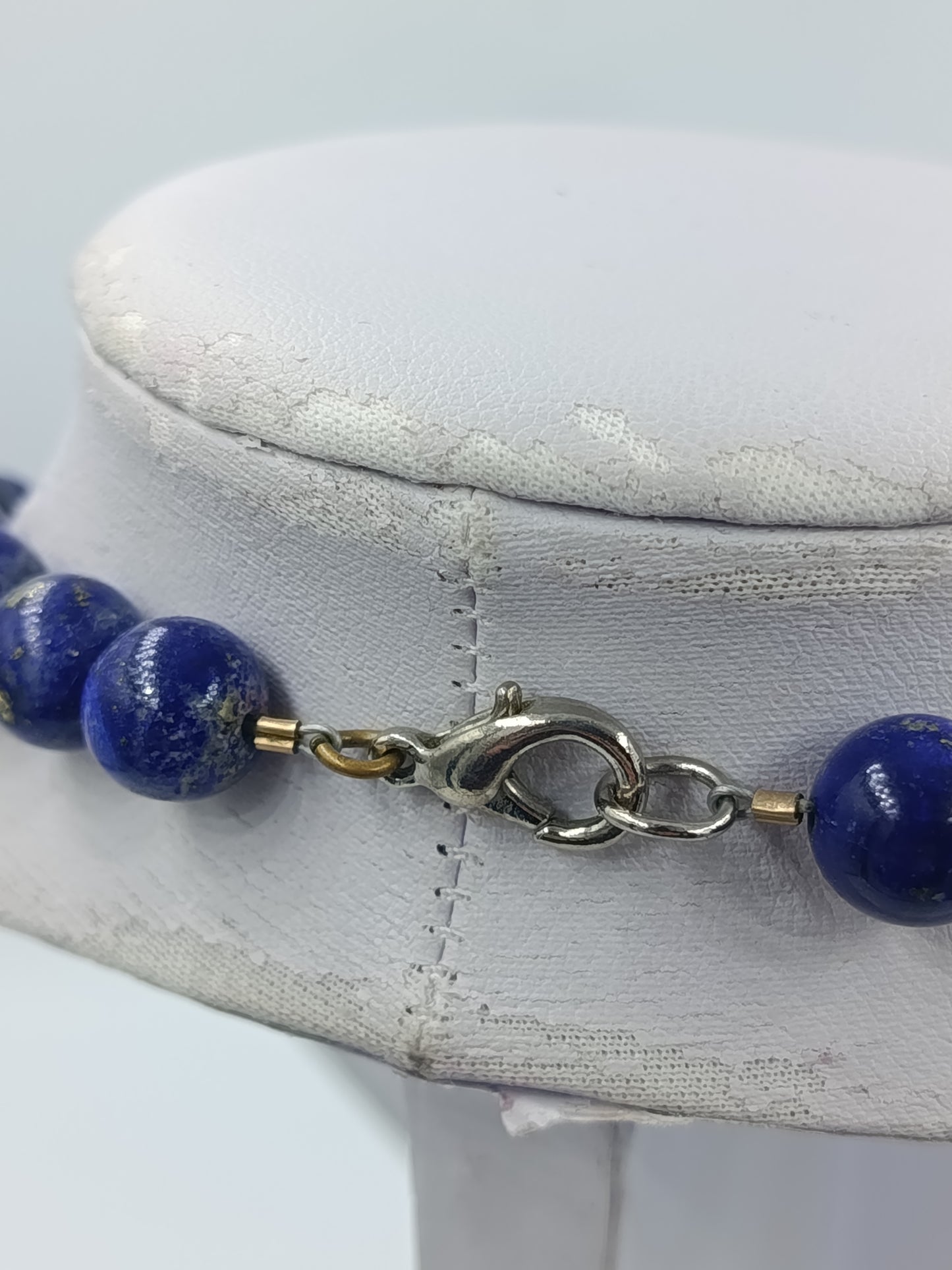 Klassische Halskette aus Lapislazuli mit runden Perlen und kräftiger blauer Farbwirkung