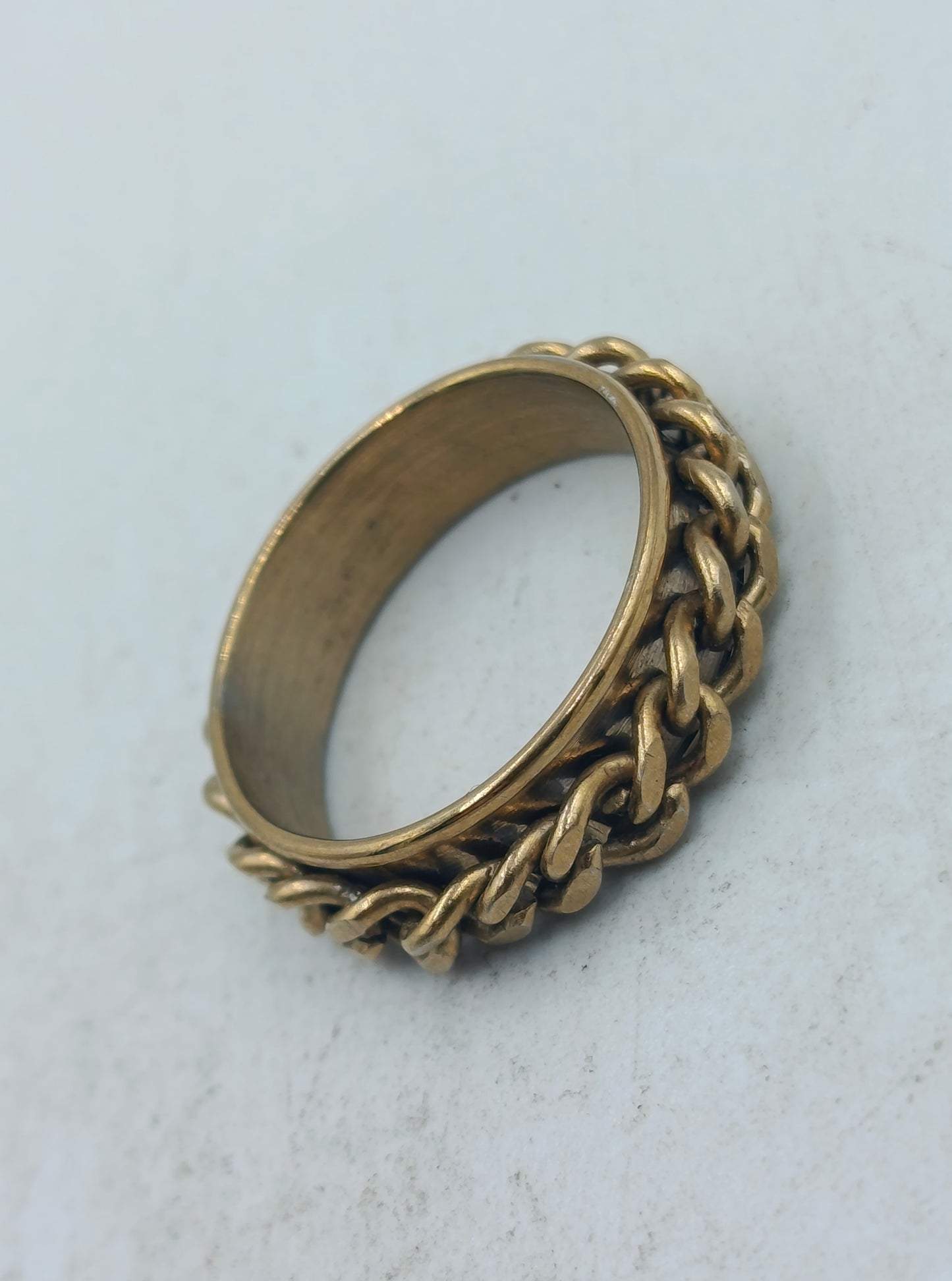 Markanter Ring in Goldoptik mit Kettendesign  zeitlos und ausdrucksstark