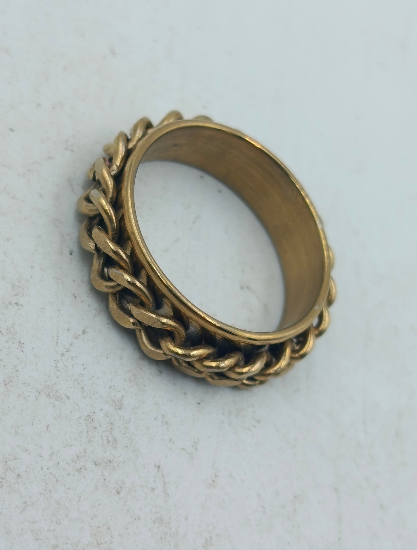 Markanter Ring in Goldoptik mit Kettendesign  zeitlos und ausdrucksstark