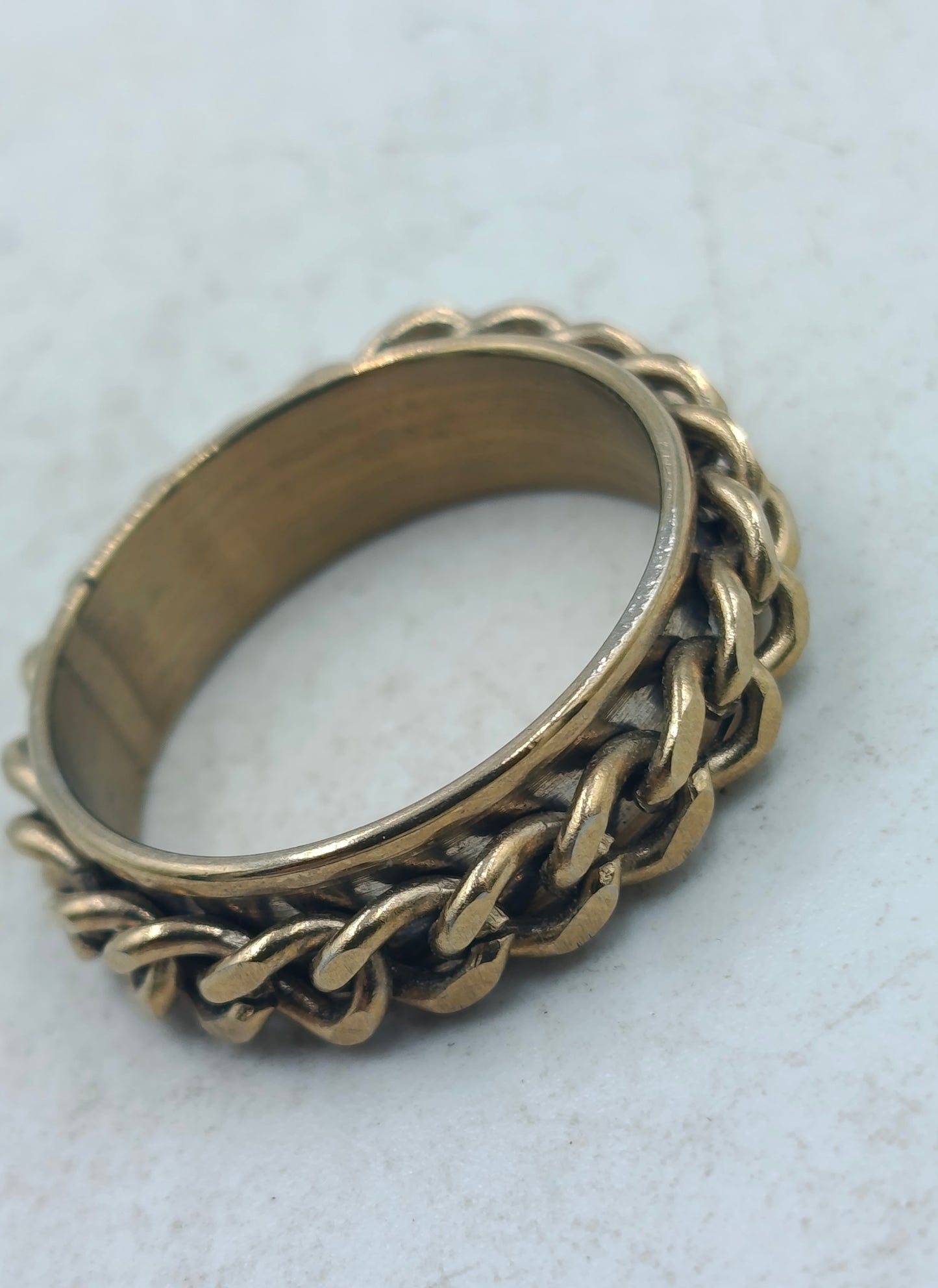Markanter Ring in Goldoptik mit Kettendesign  zeitlos und ausdrucksstark