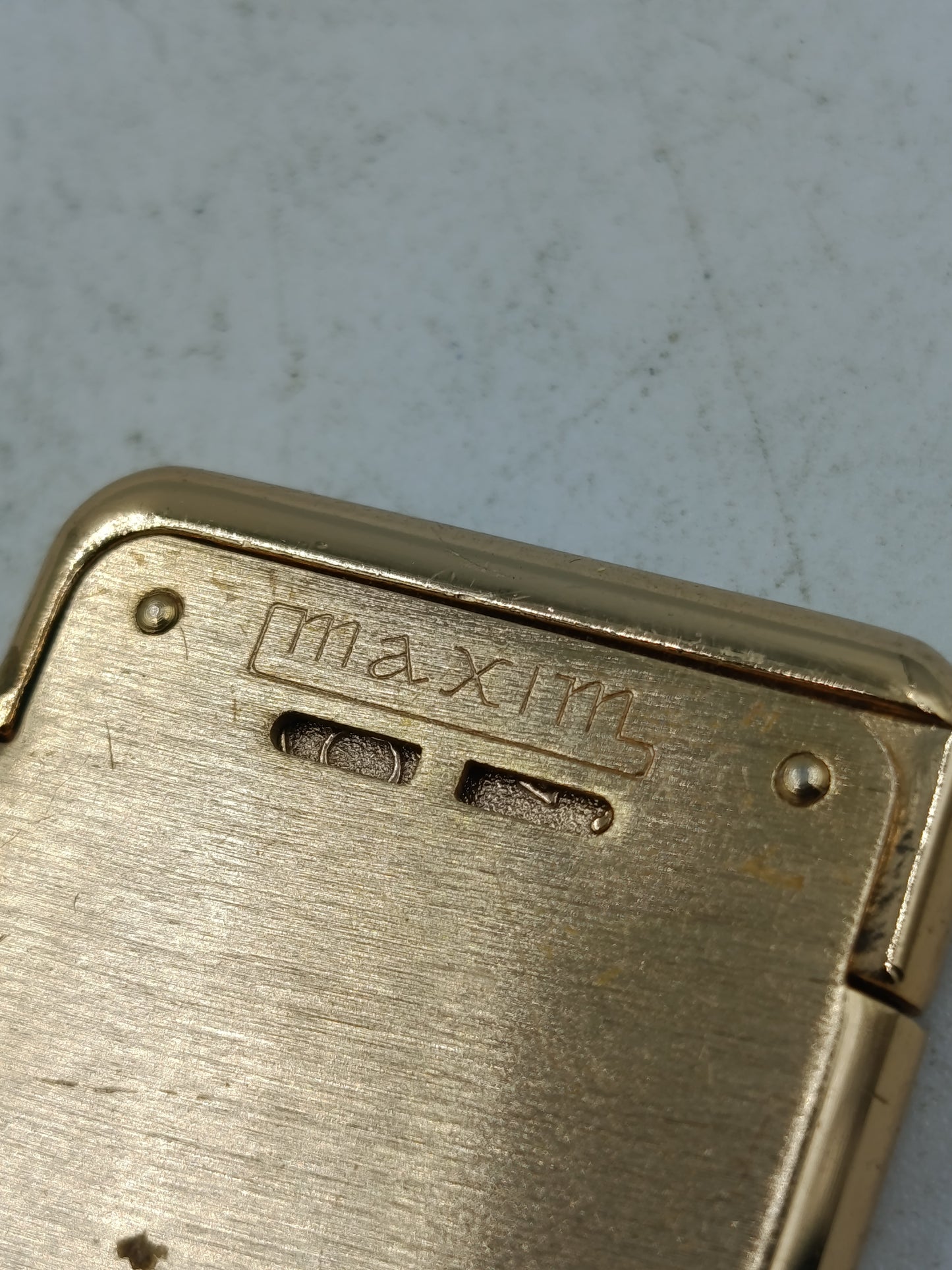 Maxim Feuerzeug in Goldoptik mit klassischem Design und eleganter Gravur