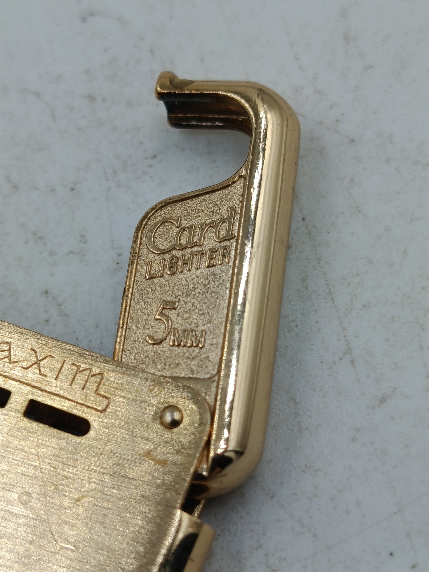 Maxim Feuerzeug in Goldoptik mit klassischem Design und eleganter Gravur