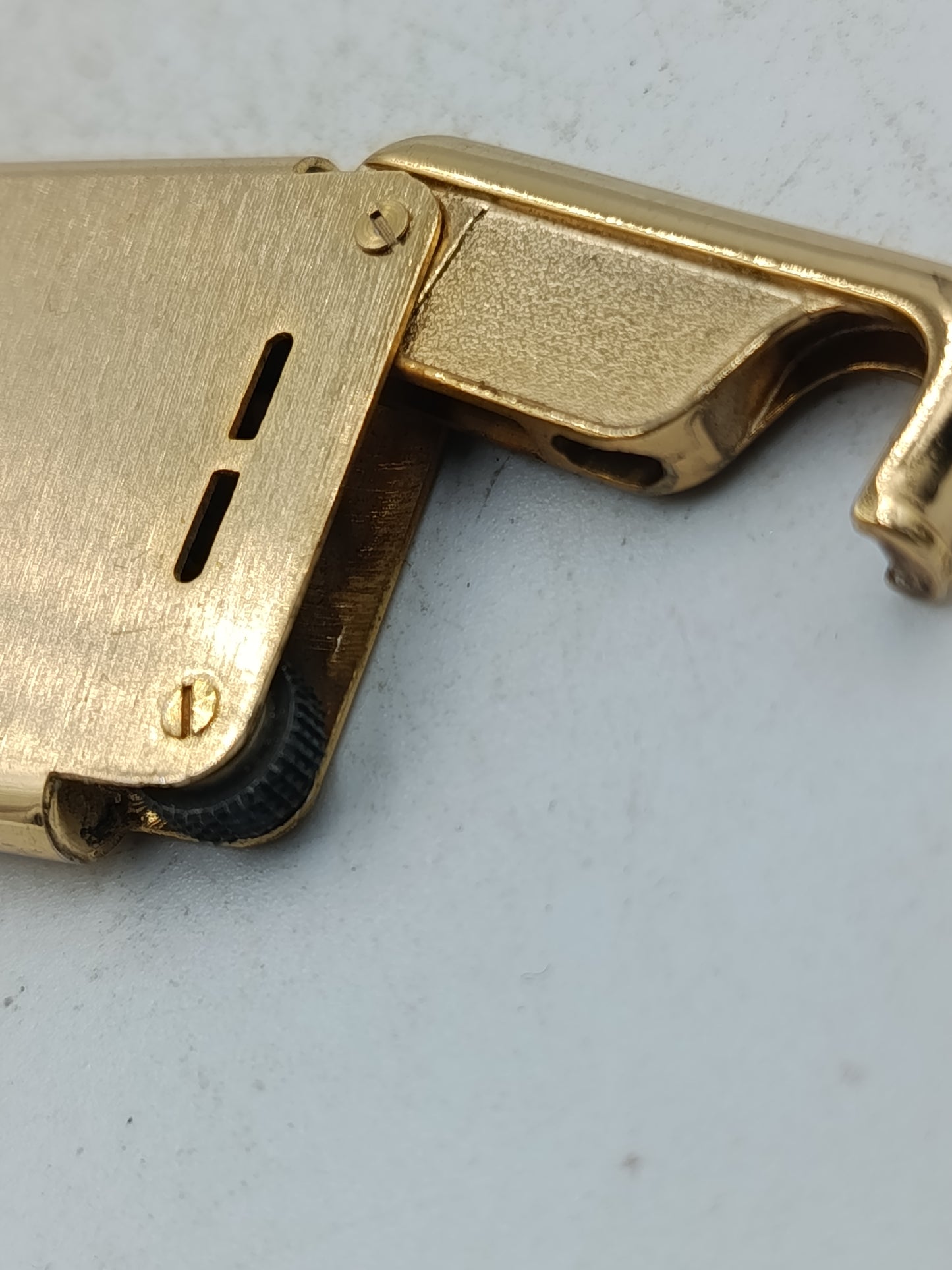 Maxim Feuerzeug in Goldoptik mit klassischem Design und eleganter Gravur