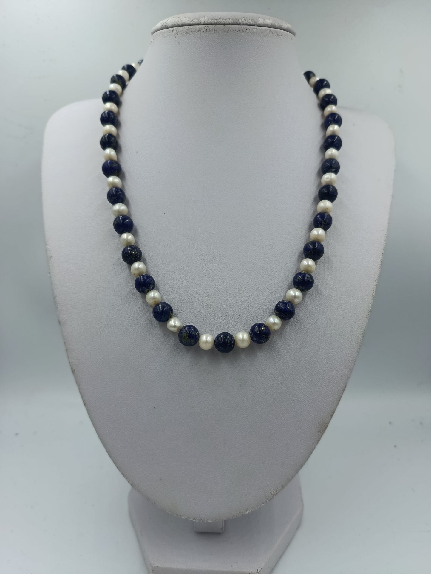 Edle Perlenkette in Blau Weiß mit harmonischem Farbspiel und klassischer Ausstrahlung