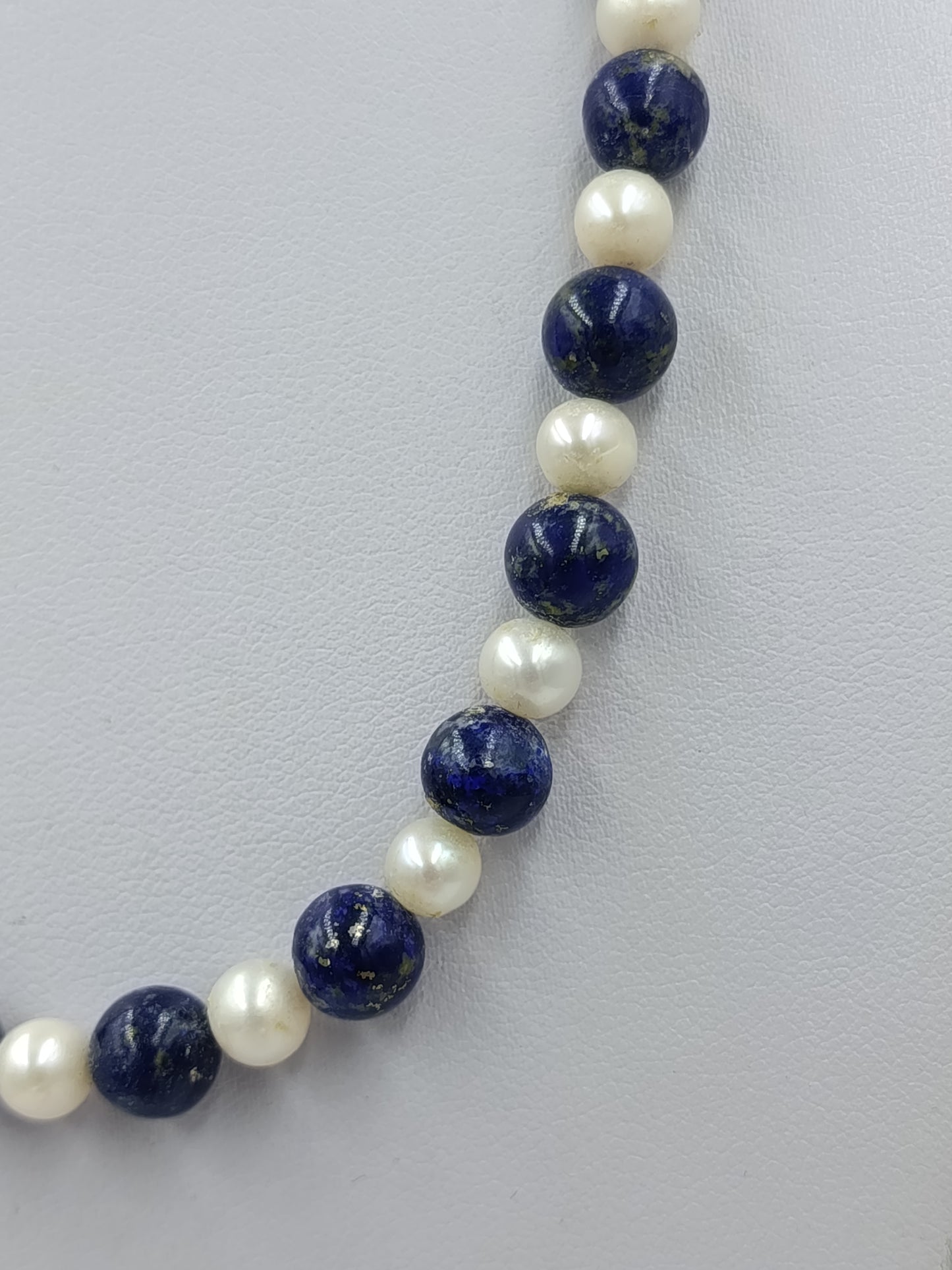 Edle Perlenkette in Blau Weiß mit harmonischem Farbspiel und klassischer Ausstrahlung