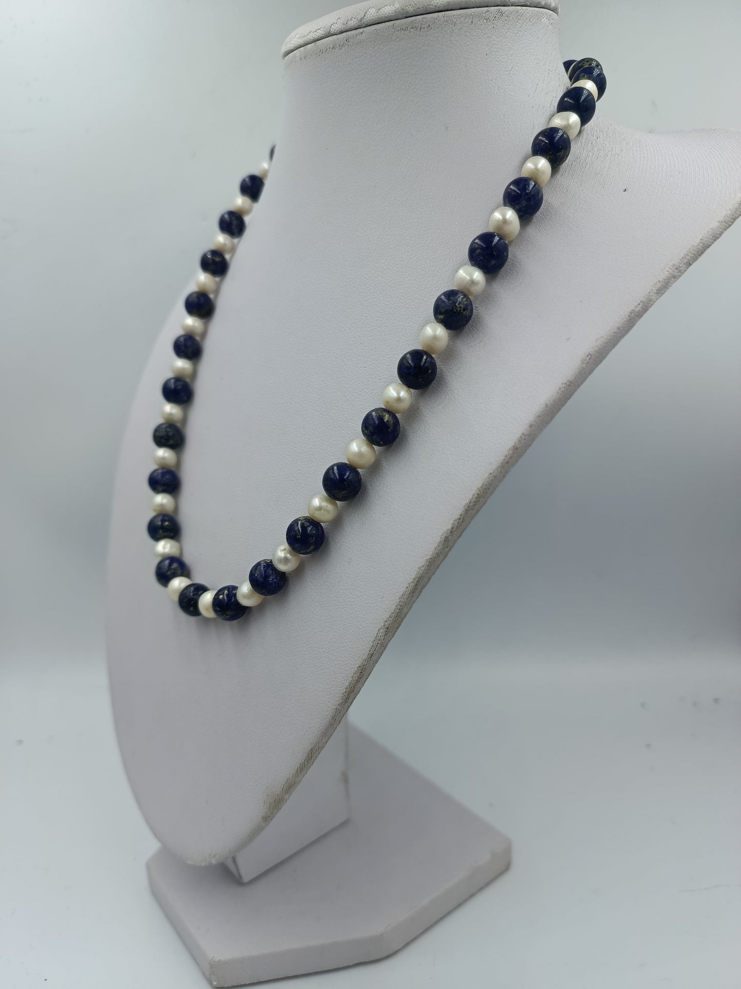 Edle Perlenkette in Blau Weiß mit harmonischem Farbspiel und klassischer Ausstrahlung