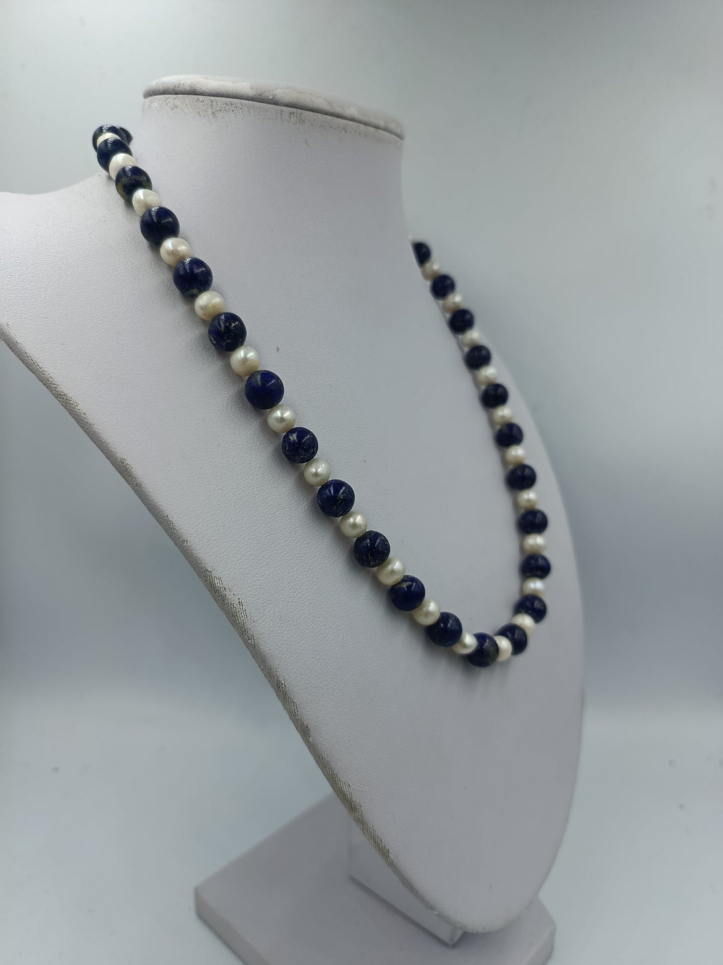 Edle Perlenkette in Blau Weiß mit harmonischem Farbspiel und klassischer Ausstrahlung