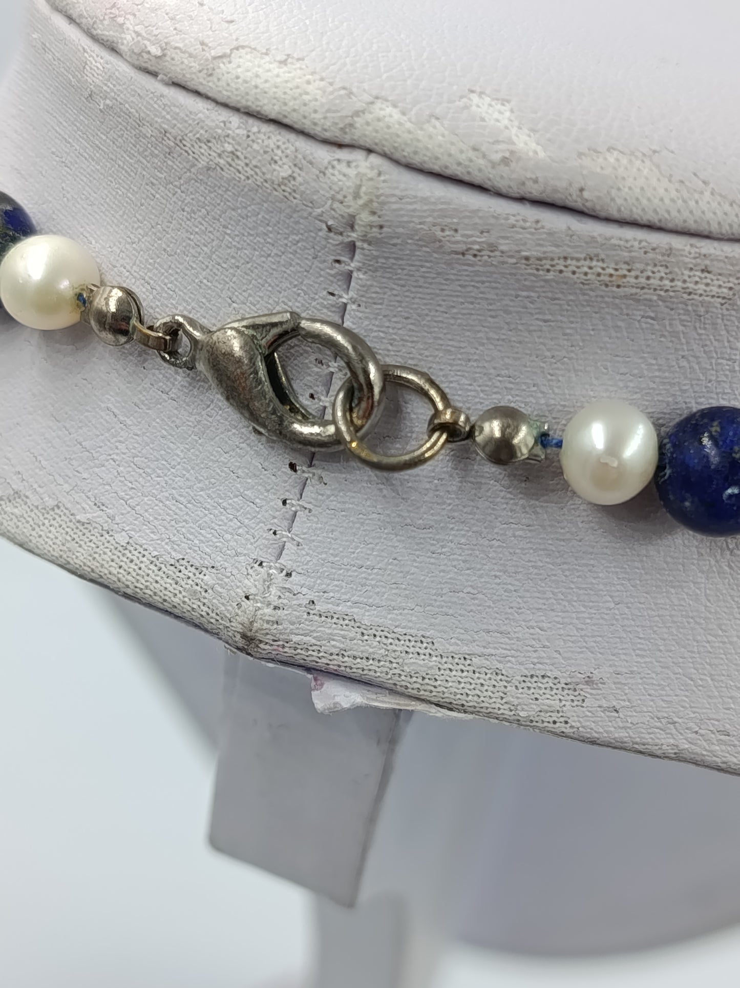 Edle Perlenkette in Blau Weiß mit harmonischem Farbspiel und klassischer Ausstrahlung