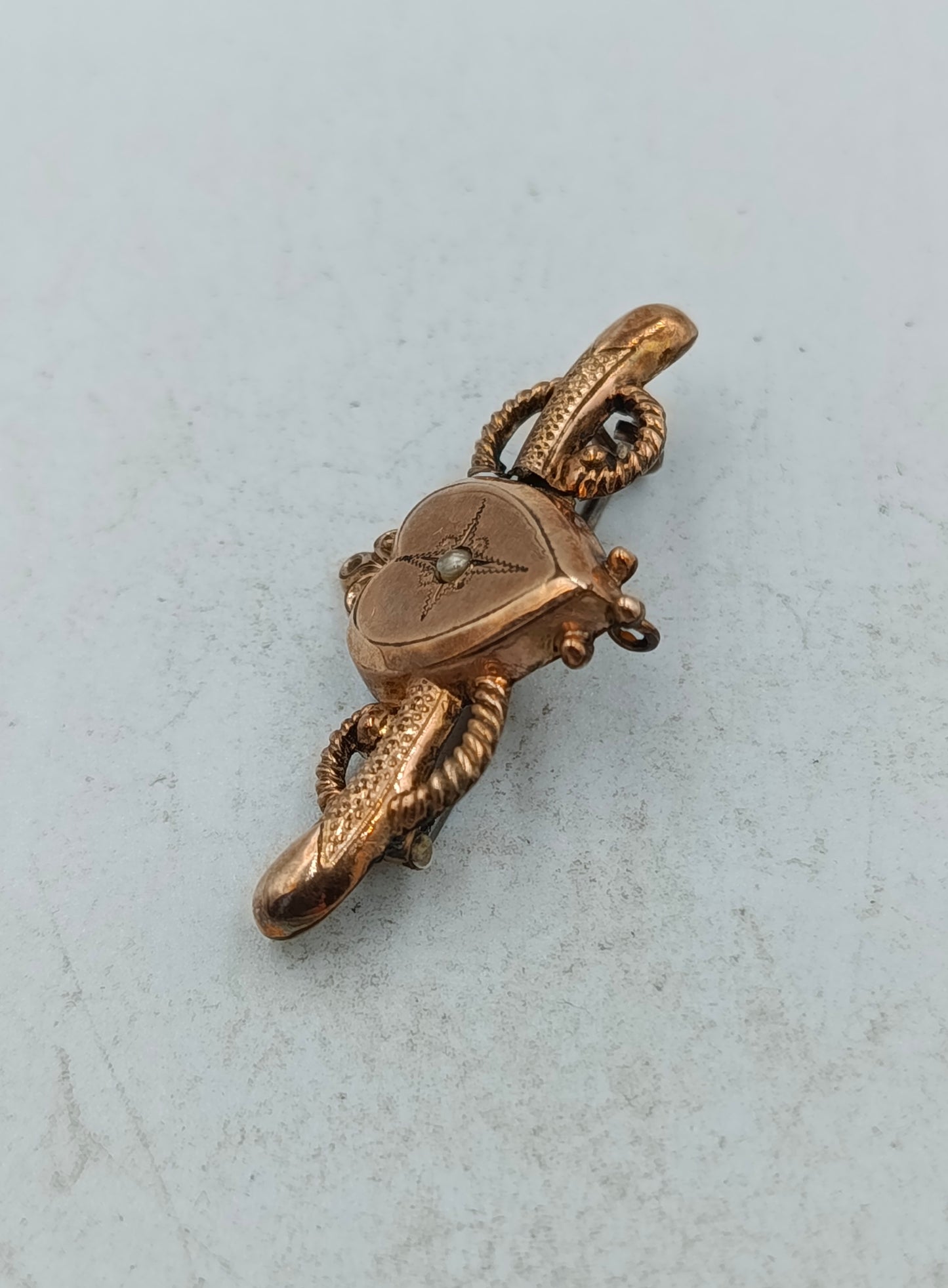 Zarte Brosche in Herzform mit romantischem Design und feinen Verzierungen