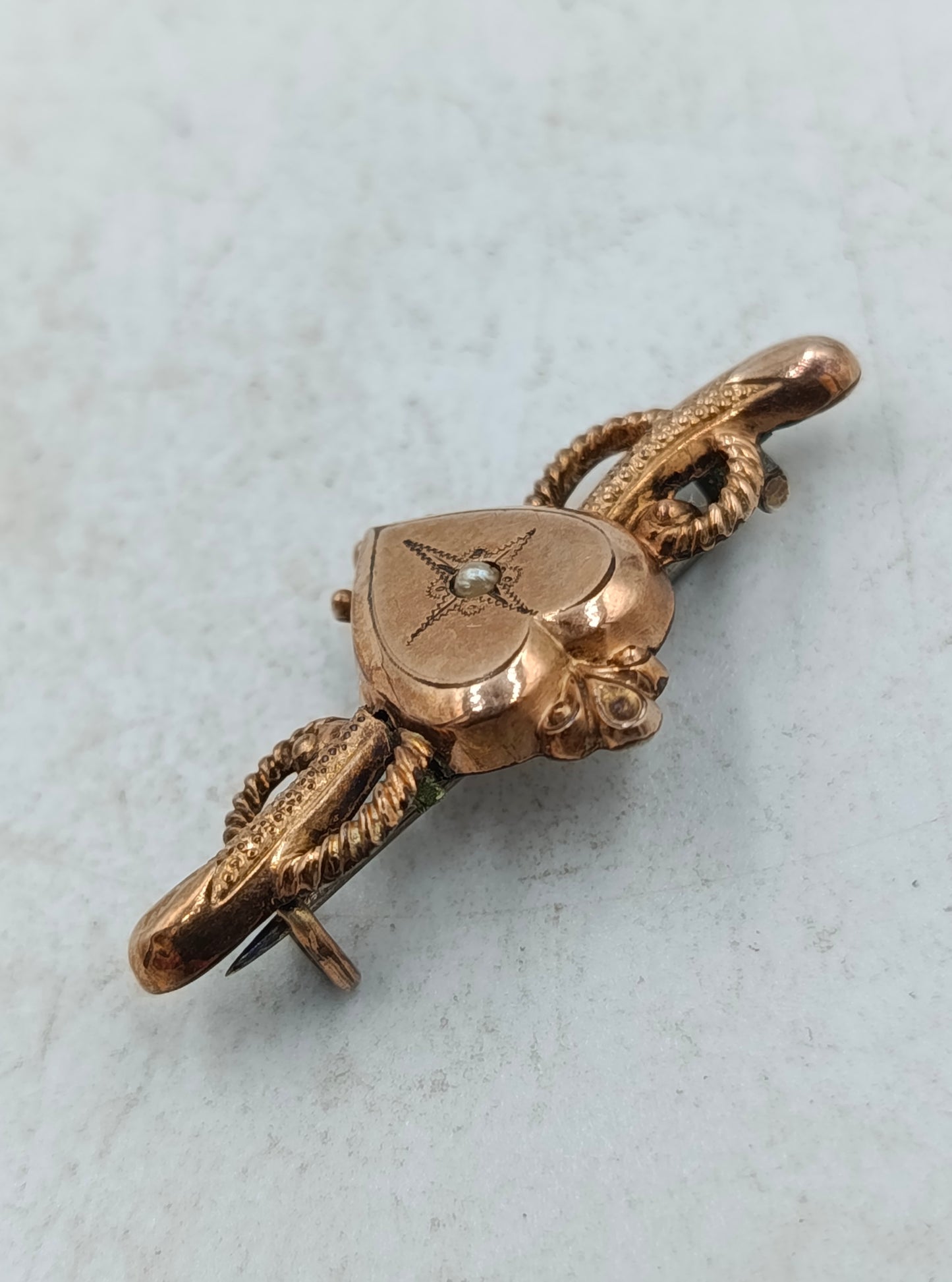 Zarte Brosche in Herzform mit romantischem Design und feinen Verzierungen