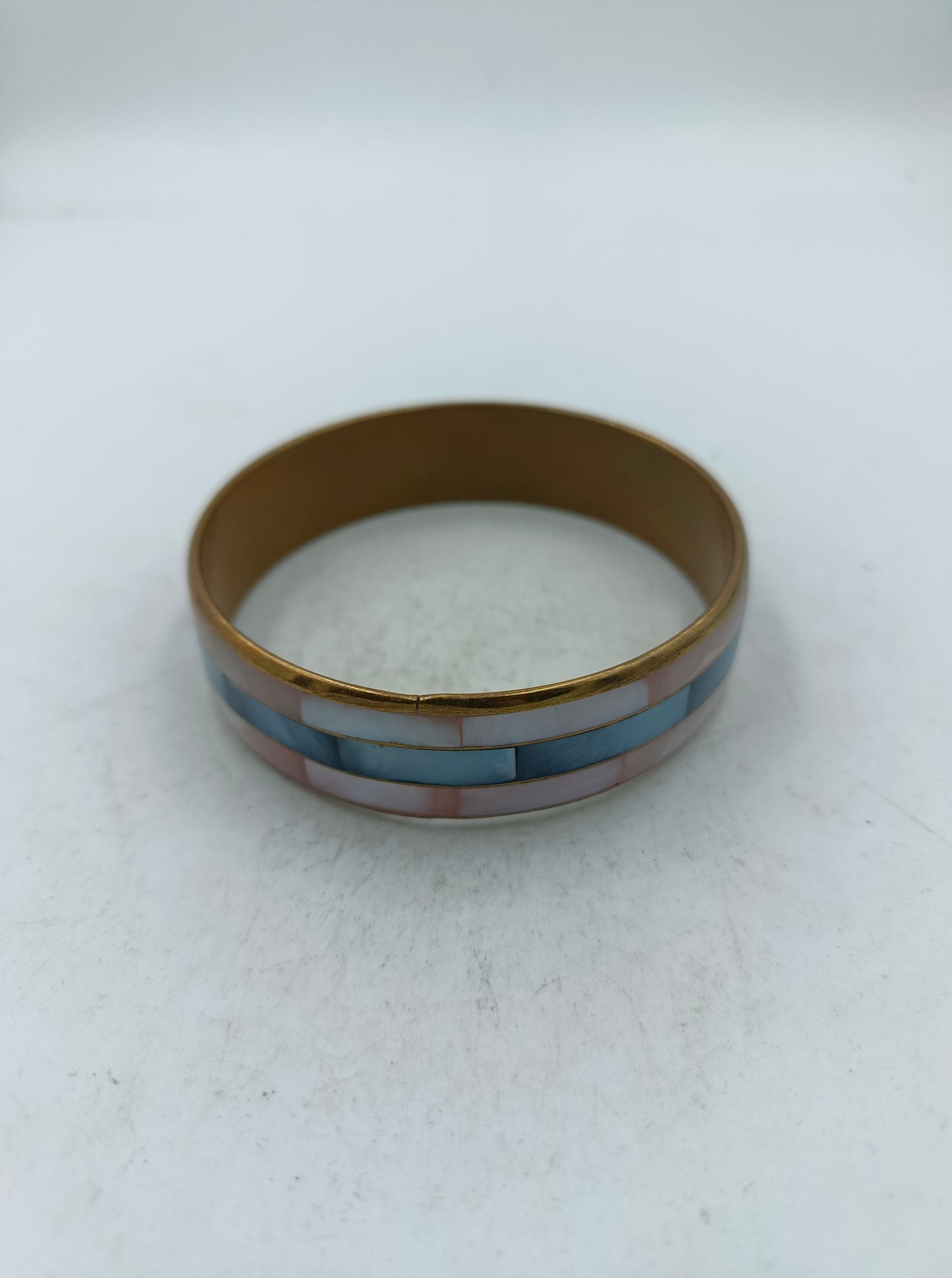 Eleganter Armreif in Goldoptik mit pastellfarbenem Streifendesign