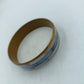 Eleganter Armreif in Goldoptik mit pastellfarbenem Streifendesign