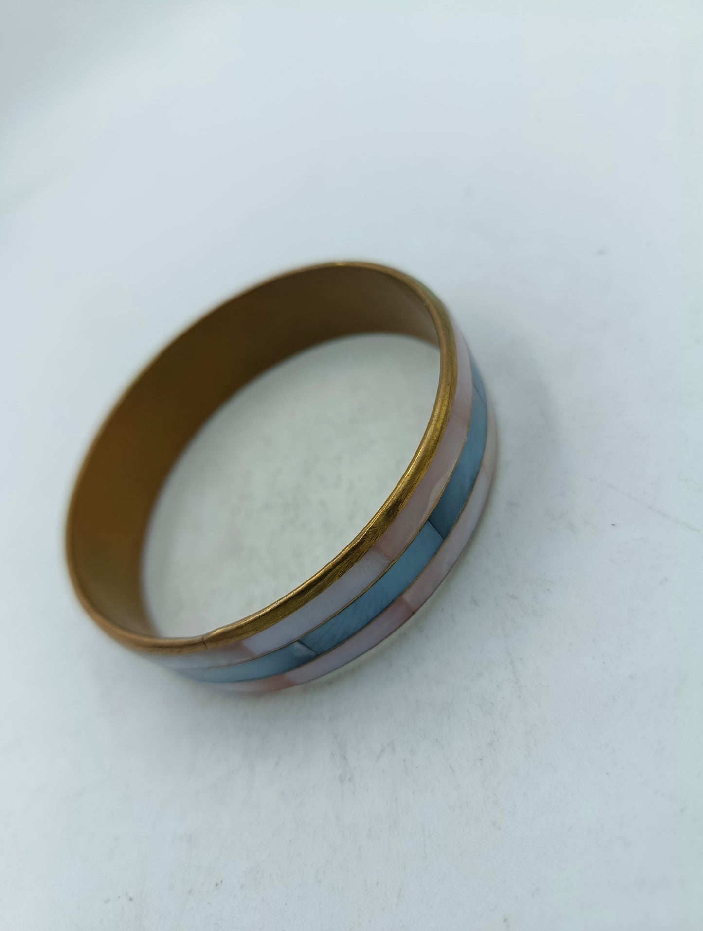 Eleganter Armreif in Goldoptik mit pastellfarbenem Streifendesign