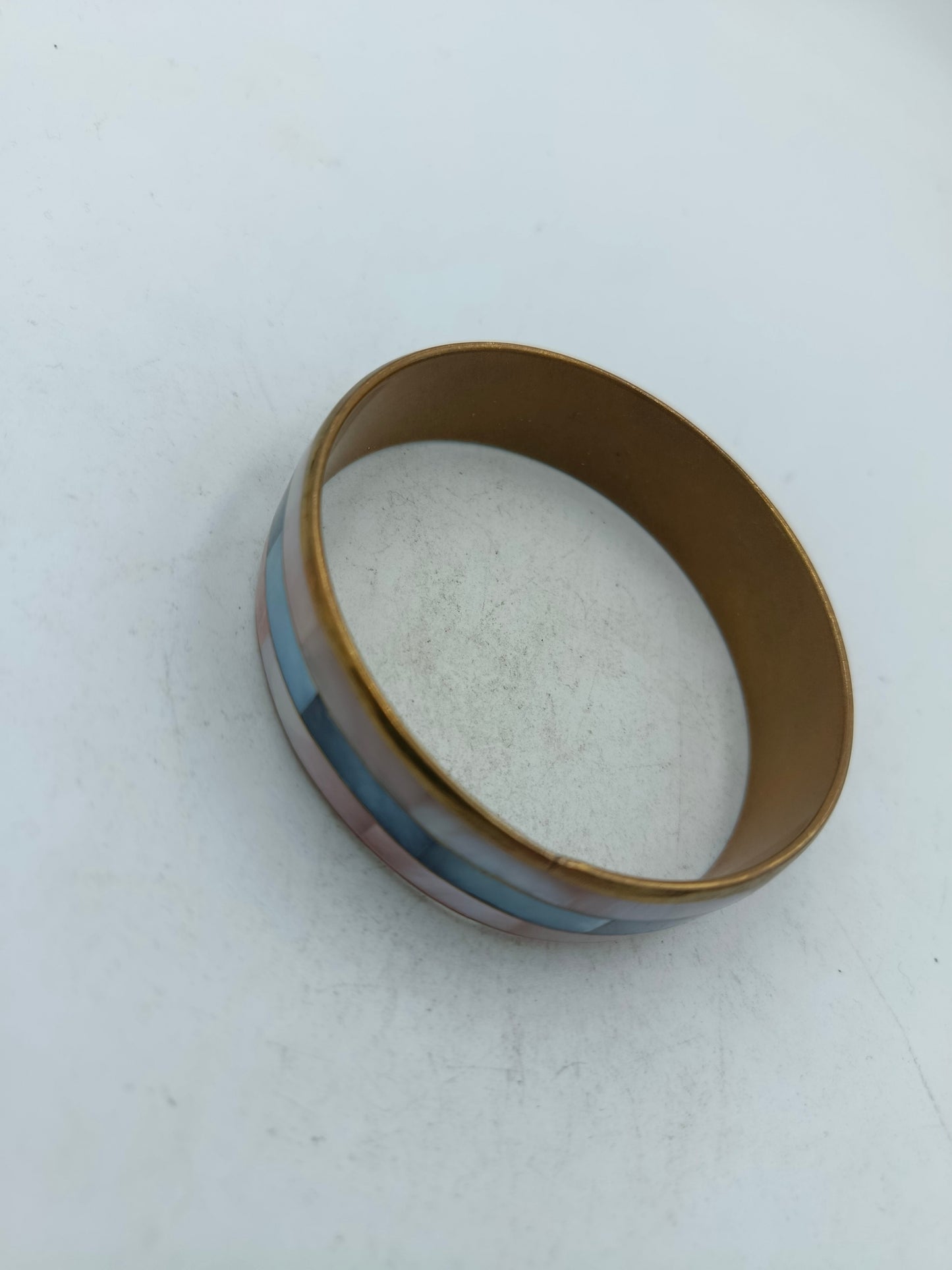 Eleganter Armreif in Goldoptik mit pastellfarbenem Streifendesign