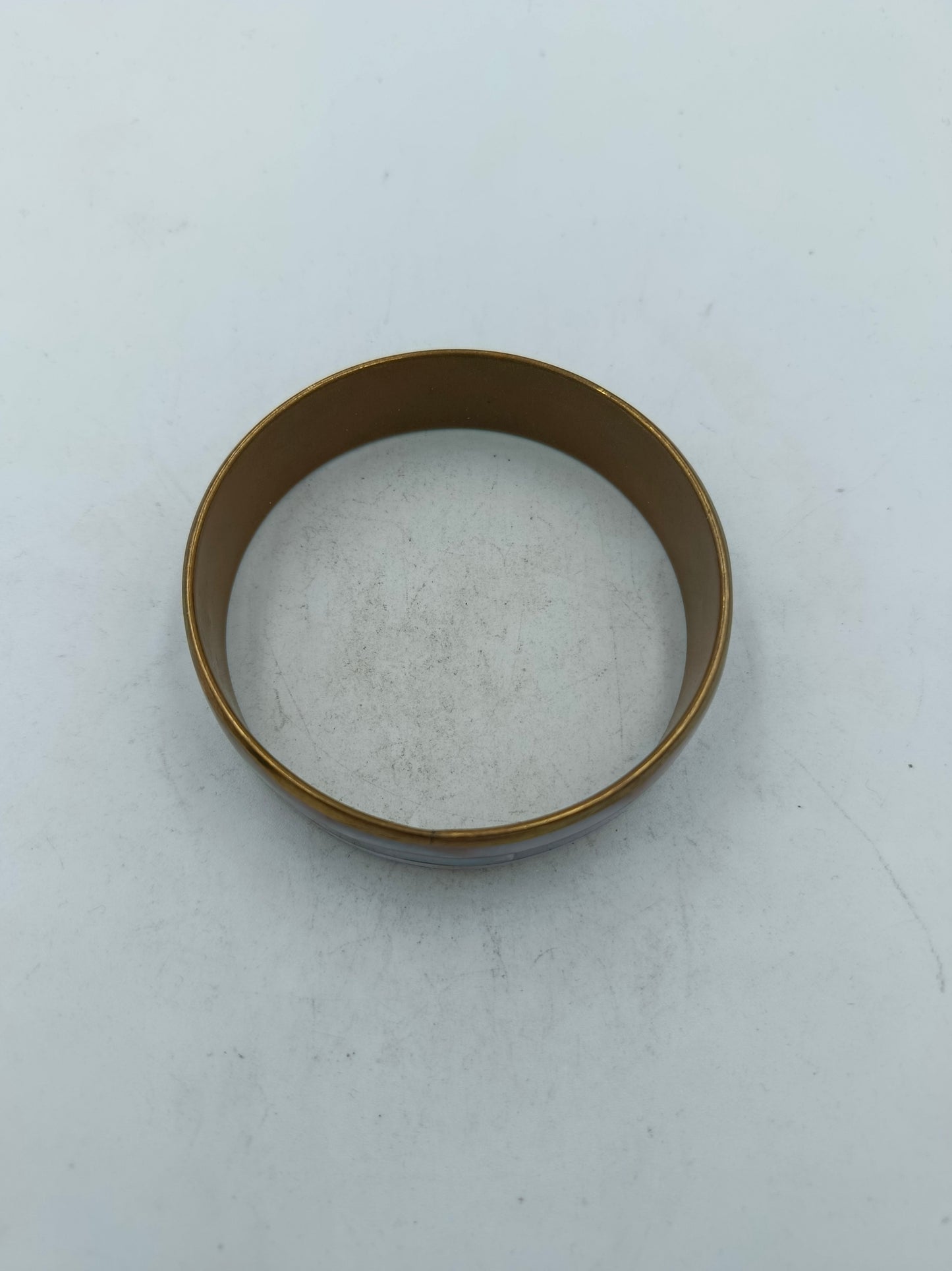 Eleganter Armreif in Goldoptik mit pastellfarbenem Streifendesign
