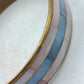 Eleganter Armreif in Goldoptik mit pastellfarbenem Streifendesign