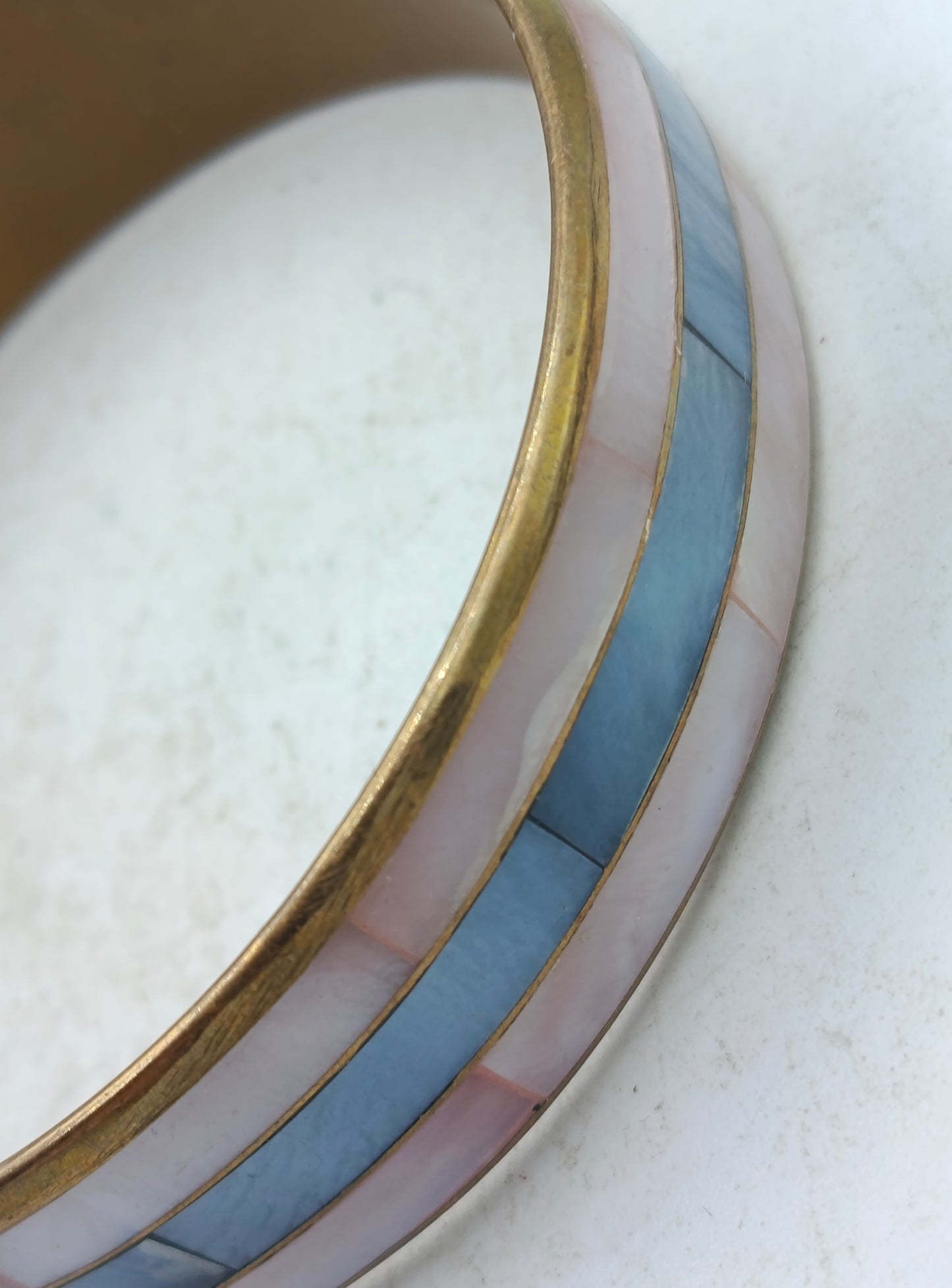 Eleganter Armreif in Goldoptik mit pastellfarbenem Streifendesign