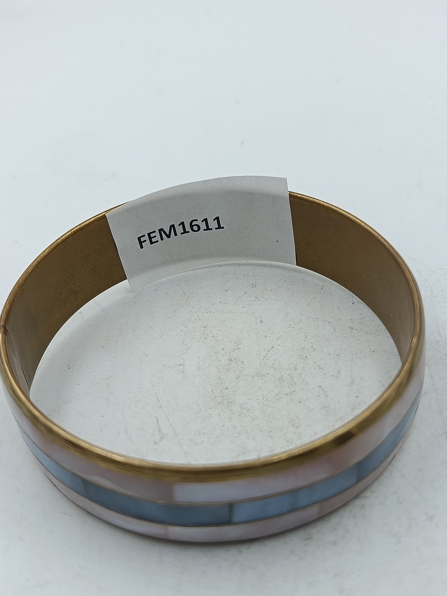 Eleganter Armreif in Goldoptik mit pastellfarbenem Streifendesign