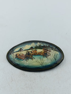 Handbemalte Vintage Brosche mit winterlicher Kutschenszene