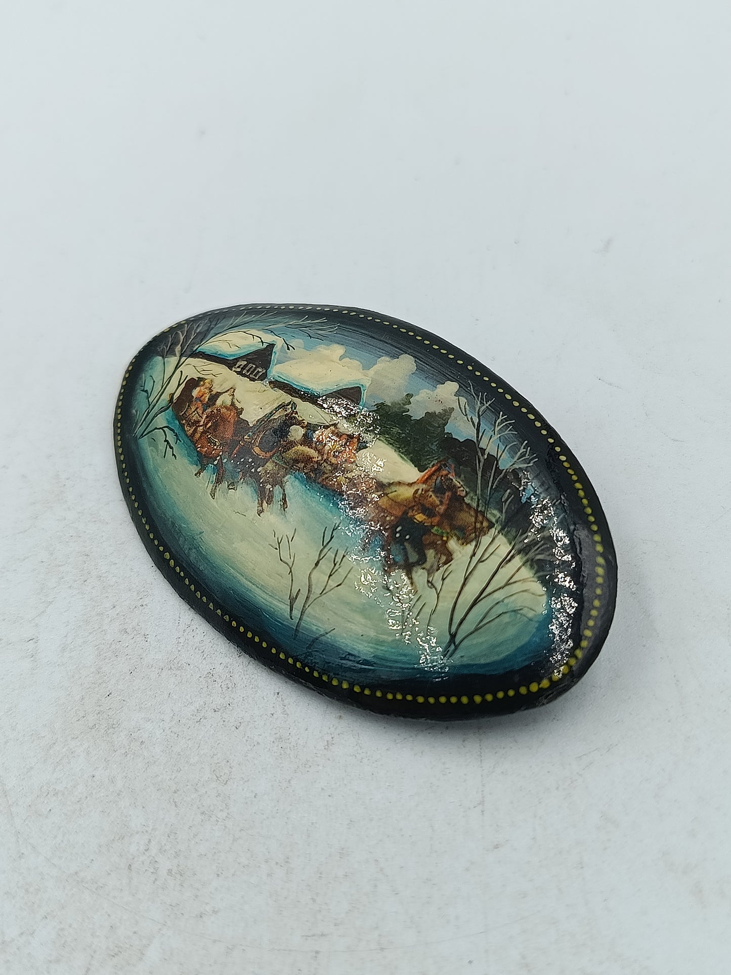 Handbemalte Vintage Brosche mit winterlicher Kutschenszene