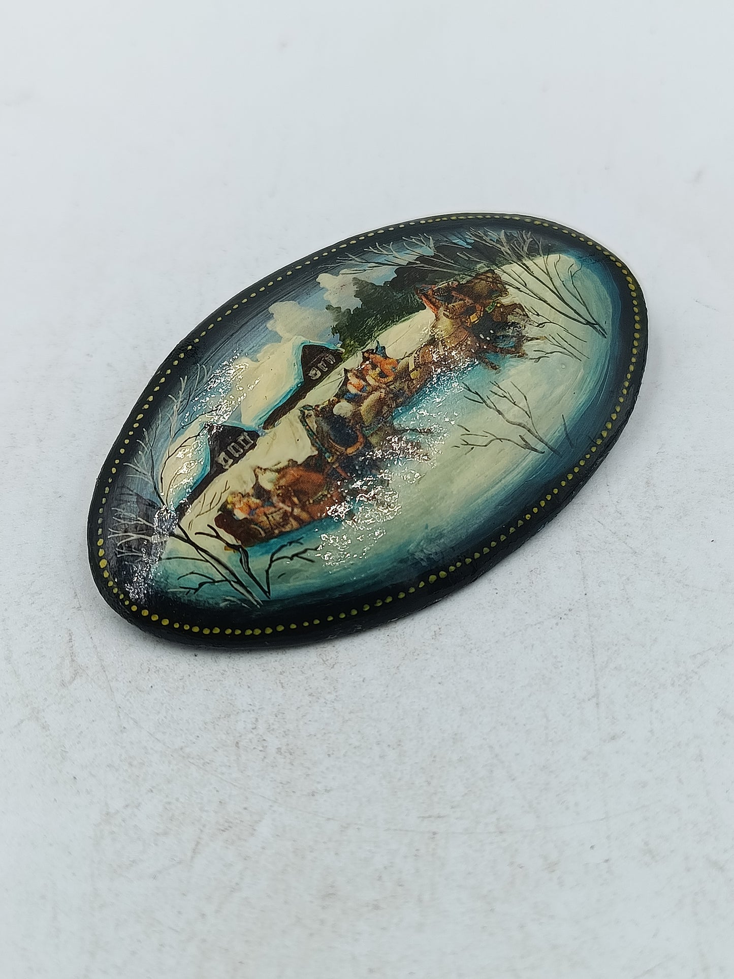 Handbemalte Vintage Brosche mit winterlicher Kutschenszene