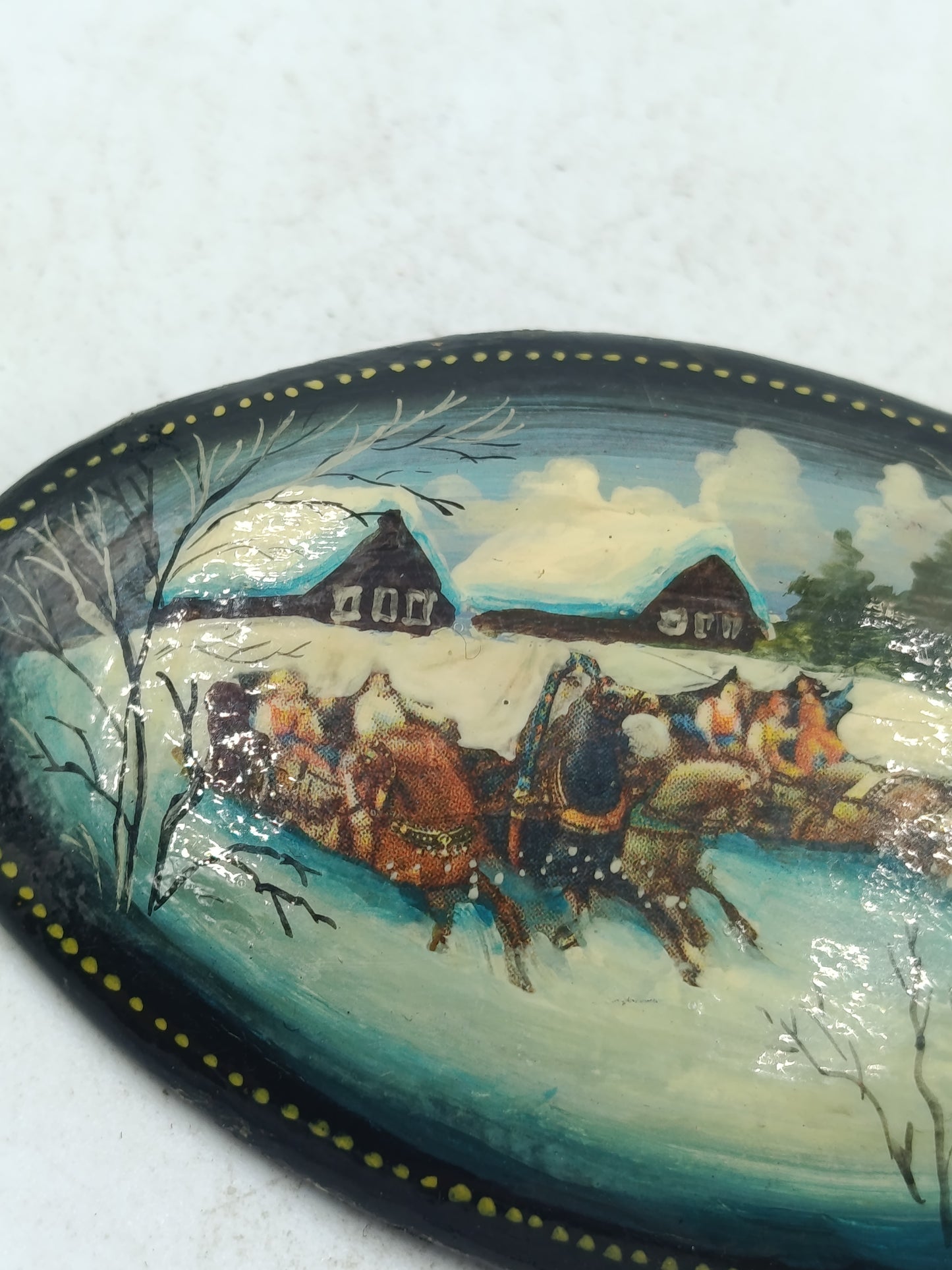 Handbemalte Vintage Brosche mit winterlicher Kutschenszene
