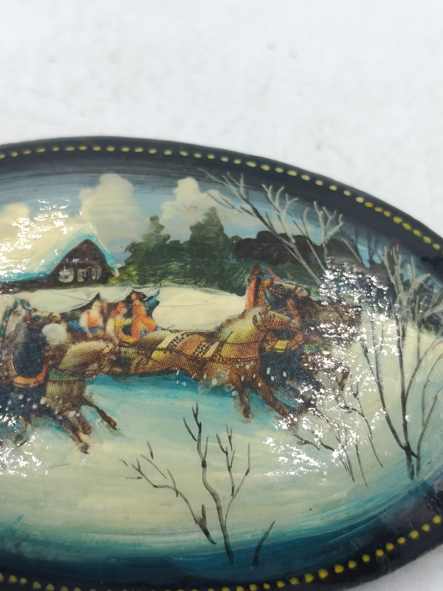 Handbemalte Vintage Brosche mit winterlicher Kutschenszene
