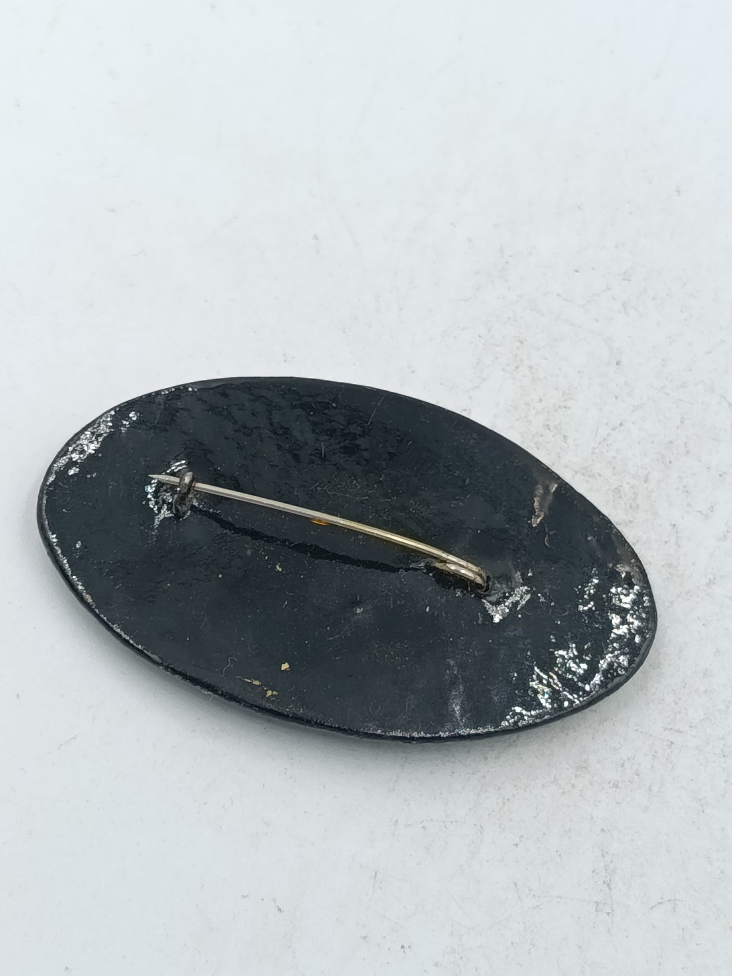 Handbemalte Vintage Brosche mit winterlicher Kutschenszene