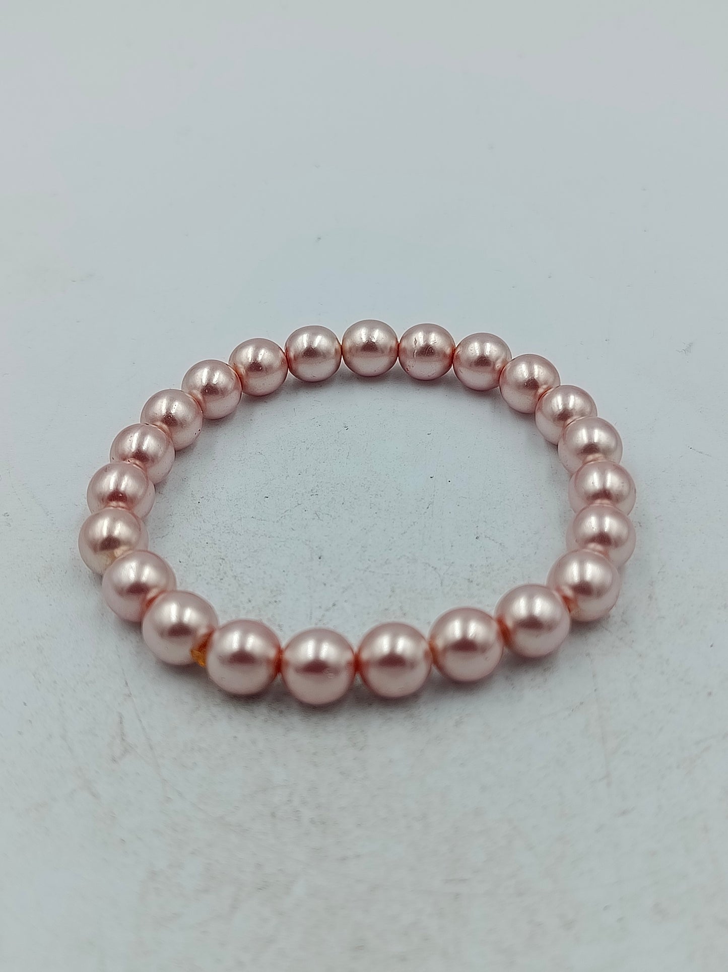 Elastisches Perlenarmband in zartem Rosé mit klassischem Glanz