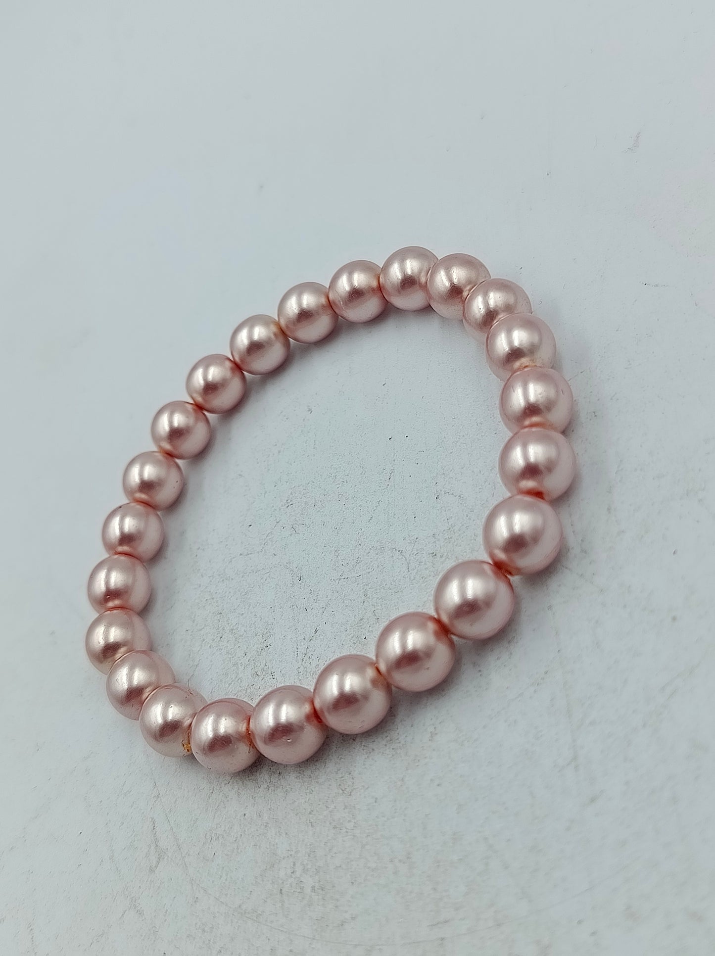 Elastisches Perlenarmband in zartem Rosé mit klassischem Glanz