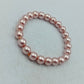 Elastisches Perlenarmband in zartem Rosé mit klassischem Glanz