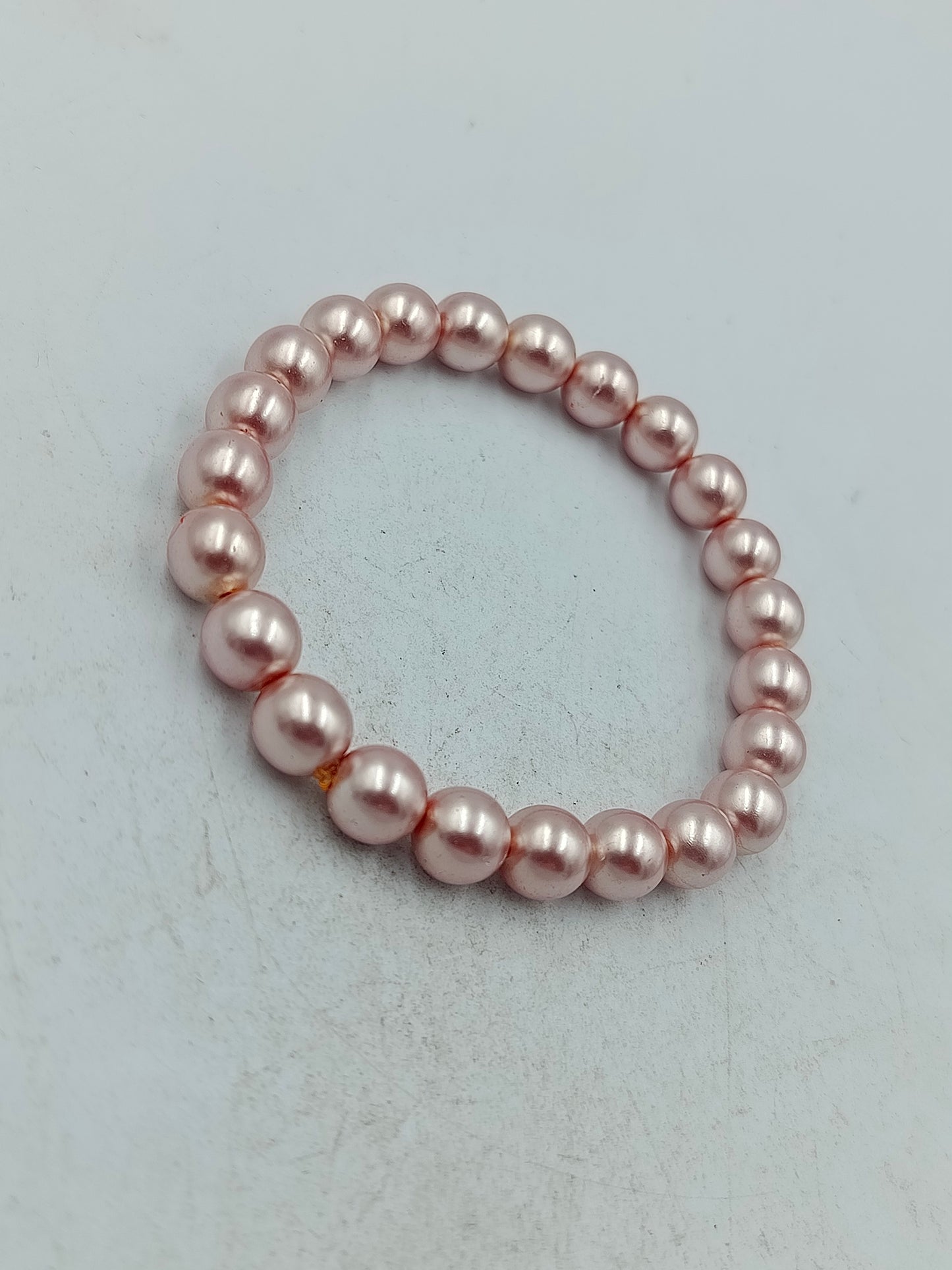 Elastisches Perlenarmband in zartem Rosé mit klassischem Glanz